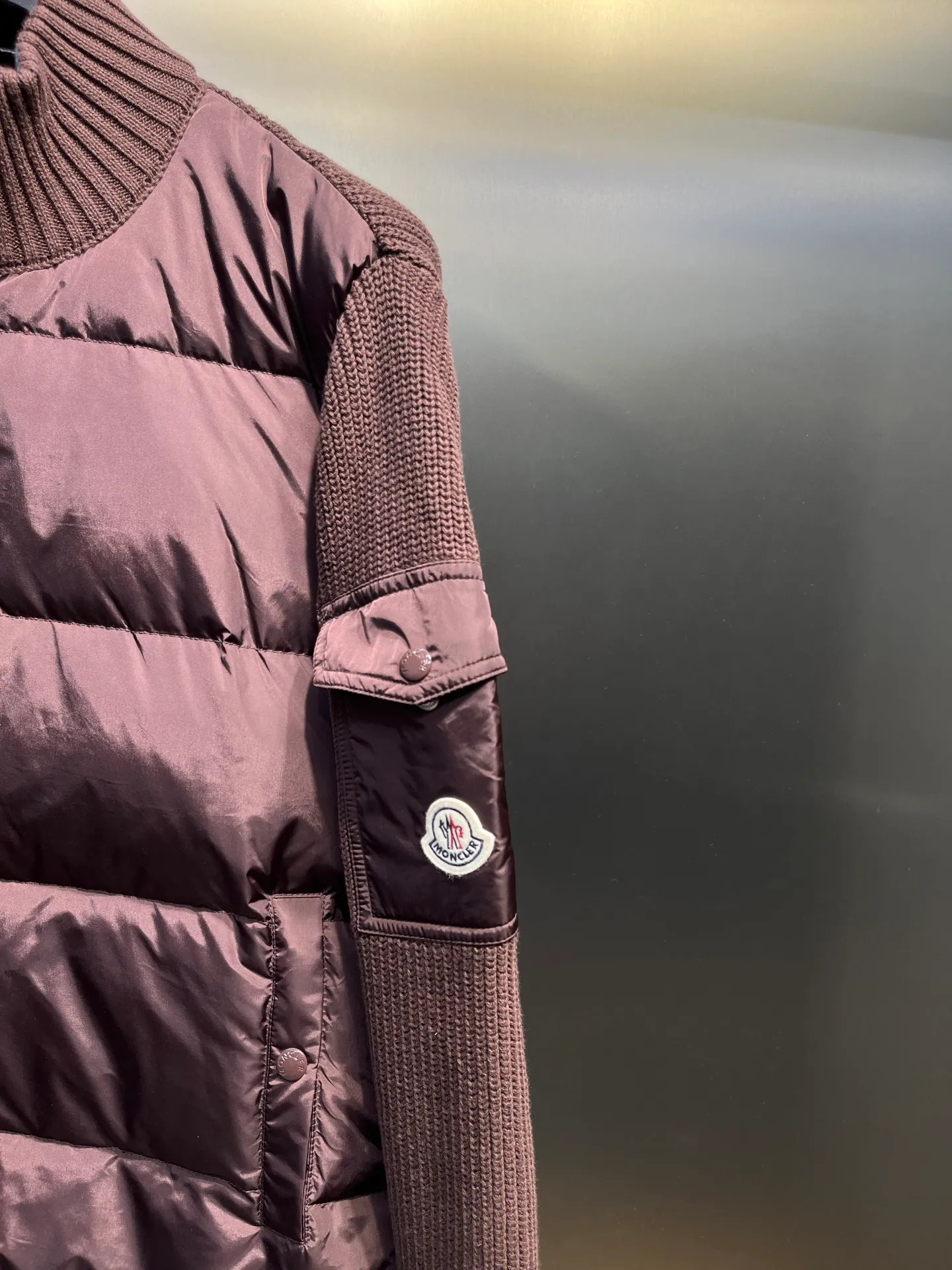 P760 moncler🌟Knitted splicing short stand-up collar This piece directly fits my aesthetic. The snap-button pocket design is super considerate, which is very convenient for daily storage of small items. It also makes the overall shape more neat. It is a blessing for detail control. The high-neck design makes the face smaller, and has excellent windproof and warm effects. It can also look beautiful in the cold wind. The cuffs and collar have contrasting stripes and are filled with 90% white duck, which is fluffy and soft. It has full warmth retention properties. It feels like being wrapped in clouds when worn. It is warm and healing. The shape is also awesome. It can be easily controlled by any body shape regardless of body shape. You can instantly become a fashionista when you put it on. Color: dark coffee, navy blue, black. Size: M-3XL