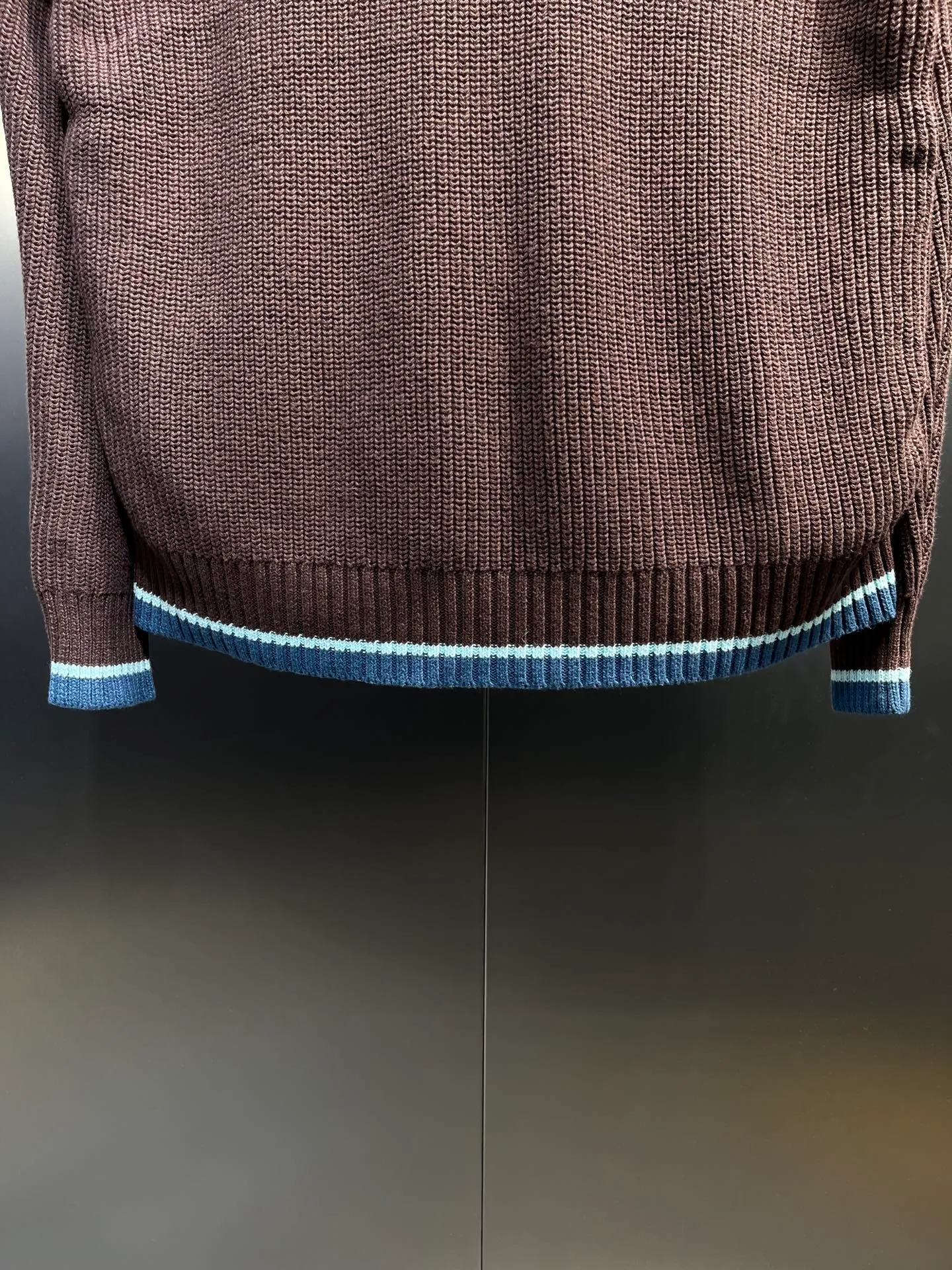 P760 moncler🌟Knitted splicing short stand-up collar This piece directly fits my aesthetic. The snap-button pocket design is super considerate, which is very convenient for daily storage of small items. It also makes the overall shape more neat. It is a blessing for detail control. The high-neck design makes the face smaller, and has excellent windproof and warm effects. It can also look beautiful in the cold wind. The cuffs and collar have contrasting stripes and are filled with 90% white duck, which is fluffy and soft. It has full warmth retention properties. It feels like being wrapped in clouds when worn. It is warm and healing. The shape is also awesome. It can be easily controlled by any body shape regardless of body shape. You can instantly become a fashionista when you put it on. Color: dark coffee, navy blue, black. Size: M-3XL