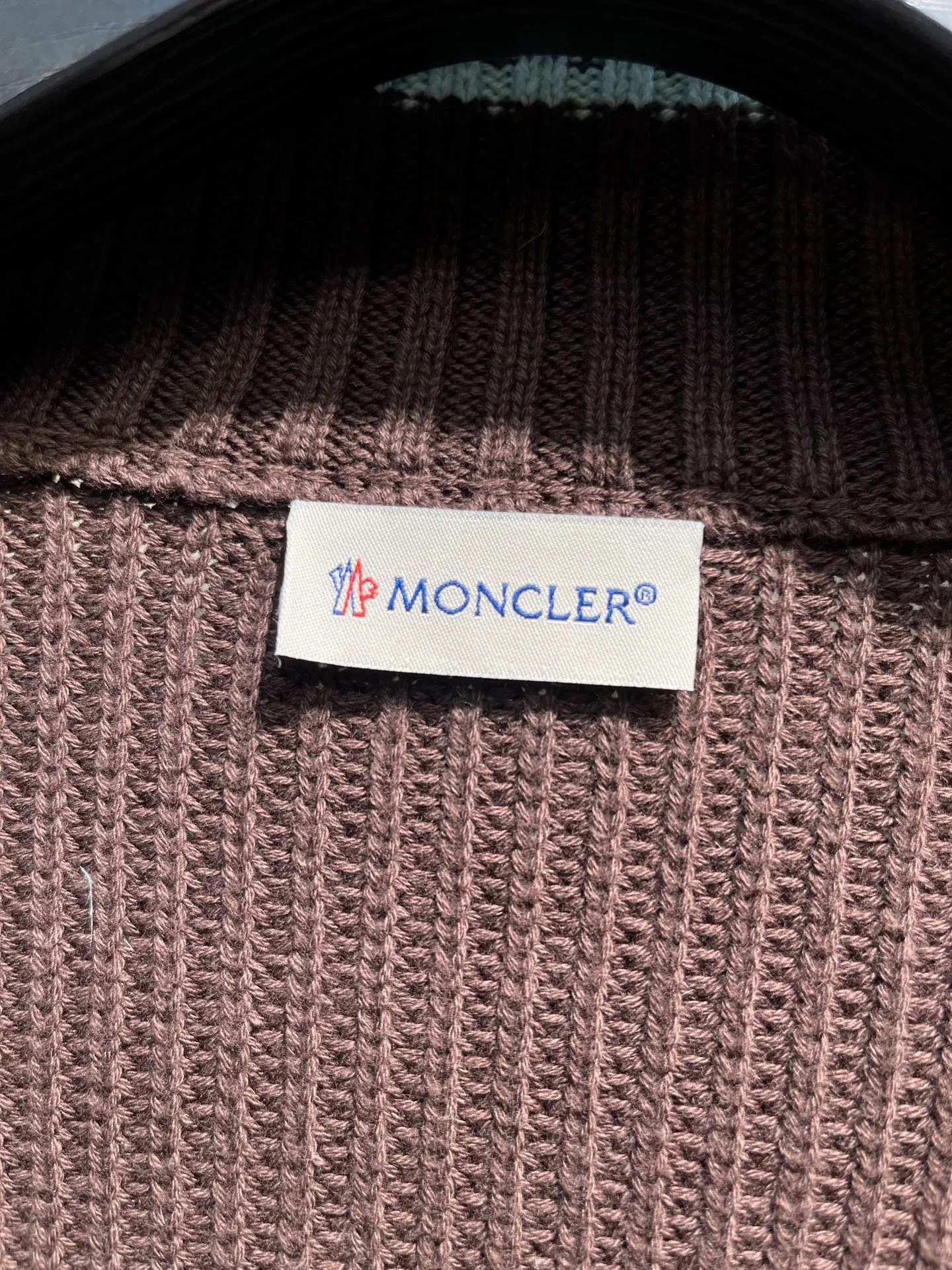 P760 moncler🌟Knitted splicing short stand-up collar This piece directly fits my aesthetic. The snap-button pocket design is super considerate, which is very convenient for daily storage of small items. It also makes the overall shape more neat. It is a blessing for detail control. The high-neck design makes the face smaller, and has excellent windproof and warm effects. It can also look beautiful in the cold wind. The cuffs and collar have contrasting stripes and are filled with 90% white duck, which is fluffy and soft. It has full warmth retention properties. It feels like being wrapped in clouds when worn. It is warm and healing. The shape is also awesome. It can be easily controlled by any body shape regardless of body shape. You can instantly become a fashionista when you put it on. Color: dark coffee, navy blue, black. Size: M-3XL