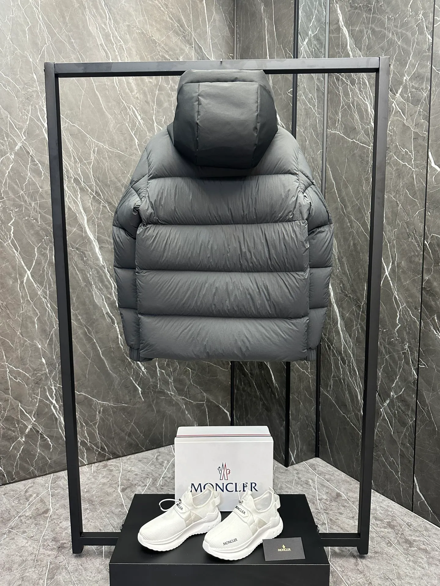 P760 Moncler Madeira Black Warrior Short Men's Down Jacket (⚠️ You can compare my products with the whole network, if you lose, I will give it to you for free ❗️❗️) Madeira men's short down jacket is specially designed for adventure, bringing you warmth and care.  The Madeira short down jacket is designed for modern men who value functionality and aesthetics, and is suitable for many occasions such as street or skiing. Made from functional, tight nylon longue saison fabric with a padded hood and windshield for added protection. Details •Made in longue saison fabric •Nylon laqué lining •Filled with down •Hood •Embossed logo lettering •Snap and zipper closure •Pockets with zippers and snaps •Elastic drawstring hem •Logo patch Size: 1-5 Available in three colors Style No. D9878067680