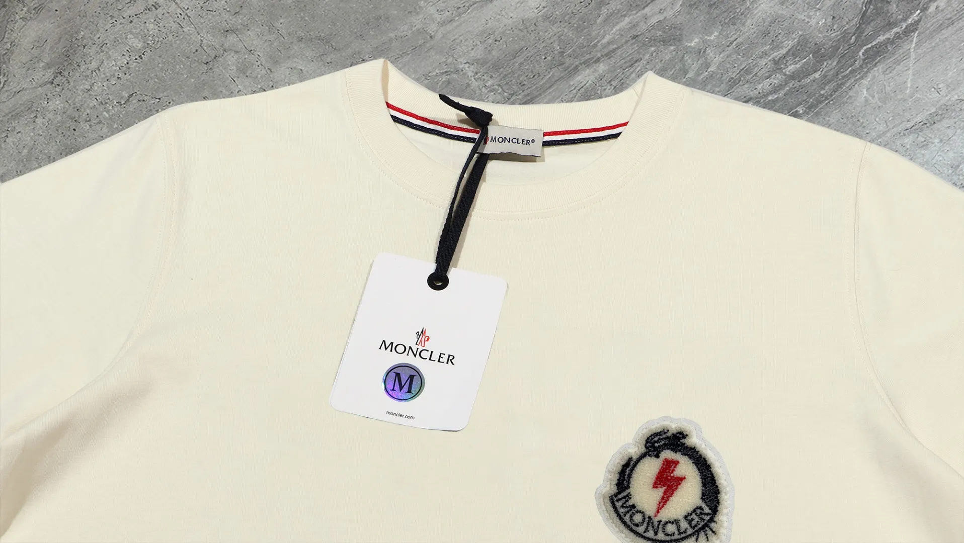 P210 High-version sweatshirt) [Long-term stock] 〖𝐌𝐎𝐍𝐂𝐋𝐄𝐑~Mask〗 Made of 440g heavy-weight fabric. It is different from the market currency. It can be matched with any variety and is properly handsome. 😎The whole dress is made of double waistcoats. The double waistcoats make the whole dress more three-dimensional. Not ordinary factories can do such fine work. 2025 Spring runway version of the T stage, on sale at the counter, round neck terry sweatshirt, high-end double-strand pure cotton, custom-made stretch ribs, dyed in the same vat, complete with three standards, matched with exquisite embroidered LOGO on the chest, simple and advanced, same style for men and women. Color: black, apricot, white, size: S M L XL 2XL