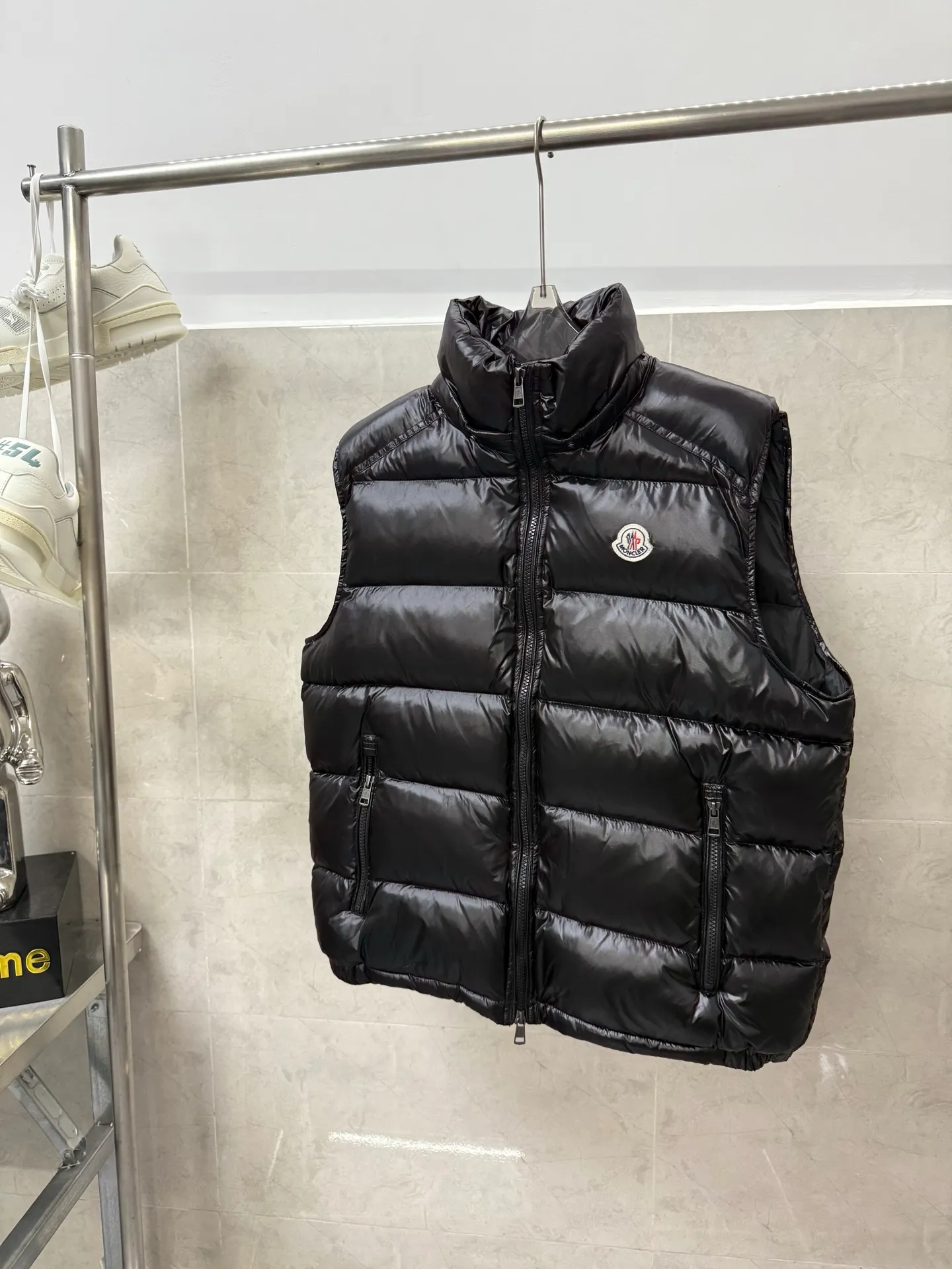 P620 Moncler couple's high version hooded down vest is a super popular item, made in a unique street punk style, and has a high profile for couples. Made of iconic matte technical waterproof fabric, the fabric feels smooth and very textured, and is equipped with classic rectangular quilting to ensure the even distribution of down inside, bringing the ultimate warm and comfortable wearing experience, and it is also very fashionable and stylish! Size: 12345