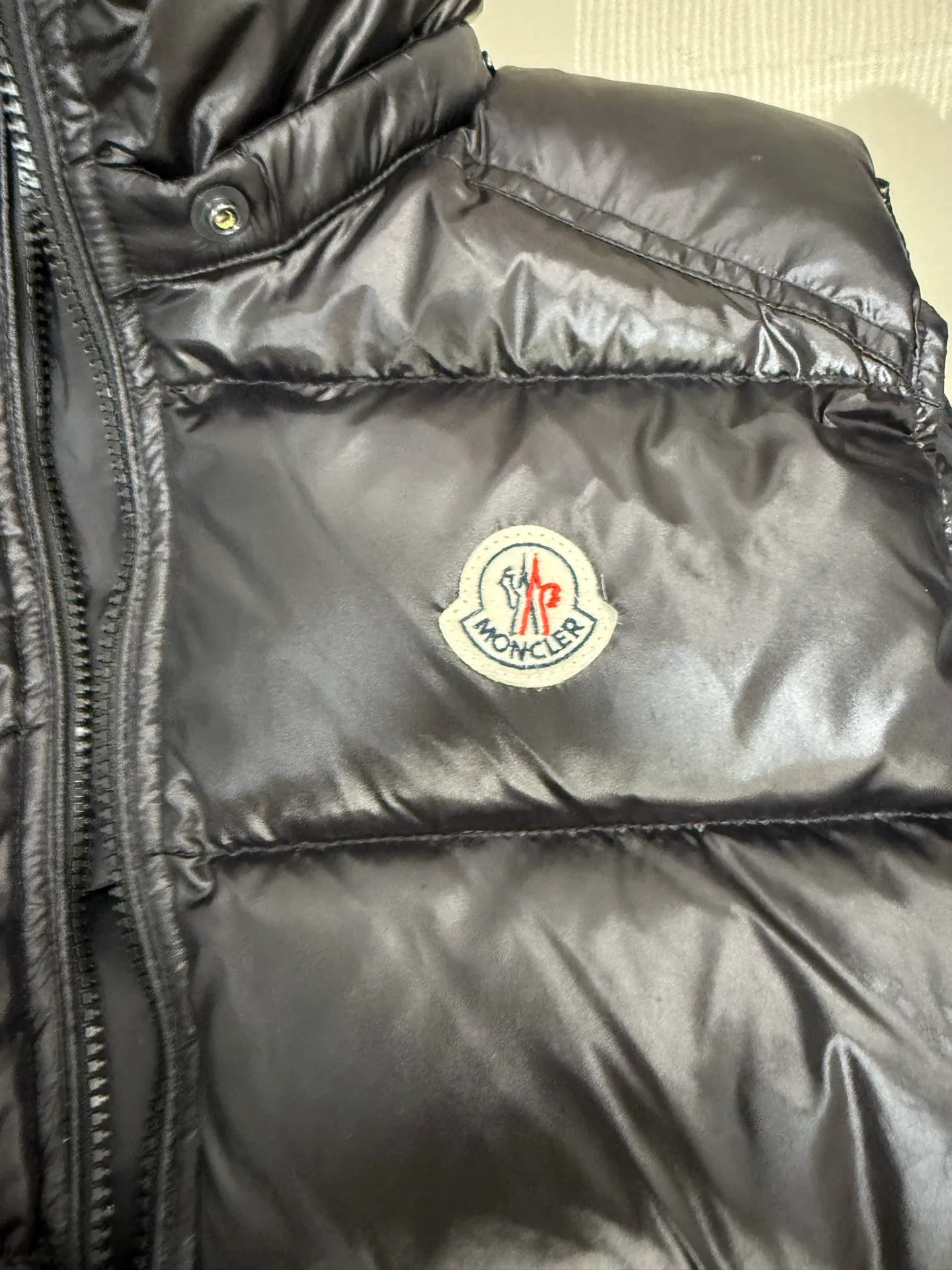P620 Moncler couple's high version hooded down vest is a super popular item, made in a unique street punk style, and has a high profile for couples. Made of iconic matte technical waterproof fabric, the fabric feels smooth and very textured, and is equipped with classic rectangular quilting to ensure the even distribution of down inside, bringing the ultimate warm and comfortable wearing experience, and it is also very fashionable and stylish! Size: 12345