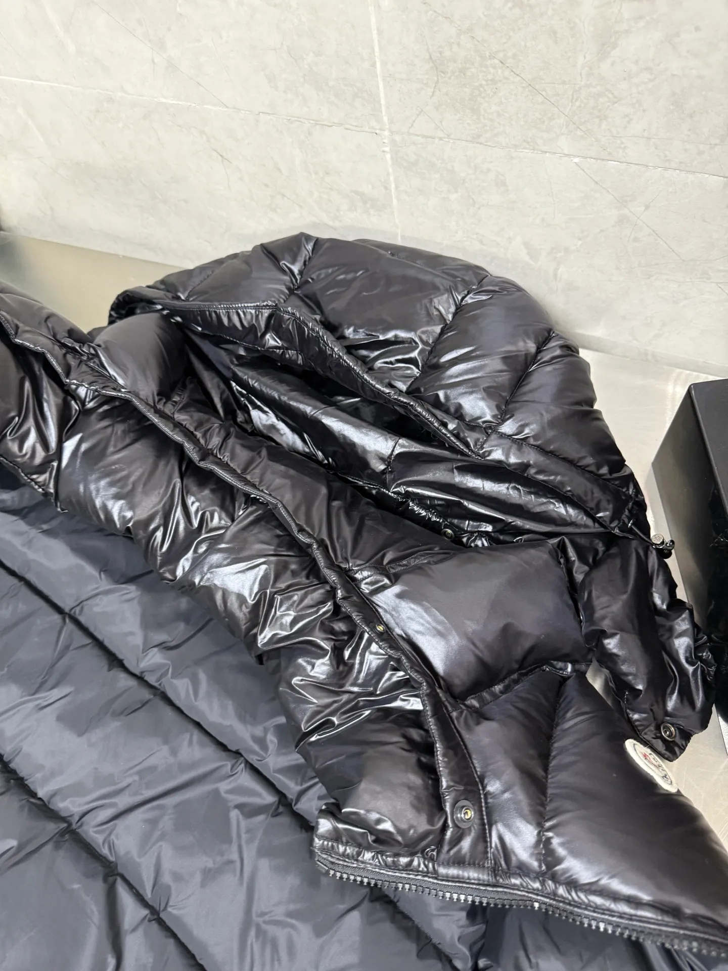 P620 Moncler couple's high version hooded down vest is a super popular item, made in a unique street punk style, and has a high profile for couples. Made of iconic matte technical waterproof fabric, the fabric feels smooth and very textured, and is equipped with classic rectangular quilting to ensure the even distribution of down inside, bringing the ultimate warm and comfortable wearing experience, and it is also very fashionable and stylish! Size: 12345