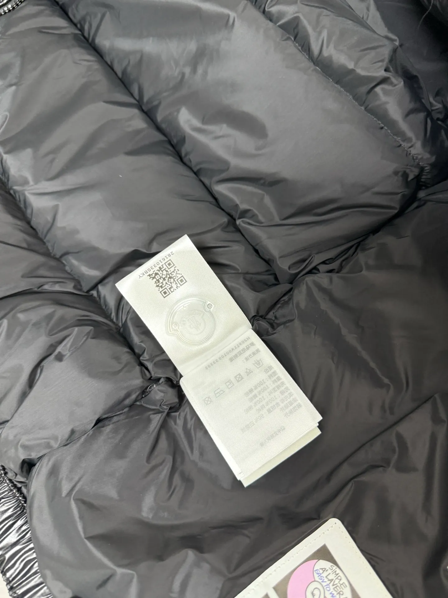P620 Moncler couple's high version hooded down vest is a super popular item, made in a unique street punk style, and has a high profile for couples. Made of iconic matte technical waterproof fabric, the fabric feels smooth and very textured, and is equipped with classic rectangular quilting to ensure the even distribution of down inside, bringing the ultimate warm and comfortable wearing experience, and it is also very fashionable and stylish! Size: 12345
