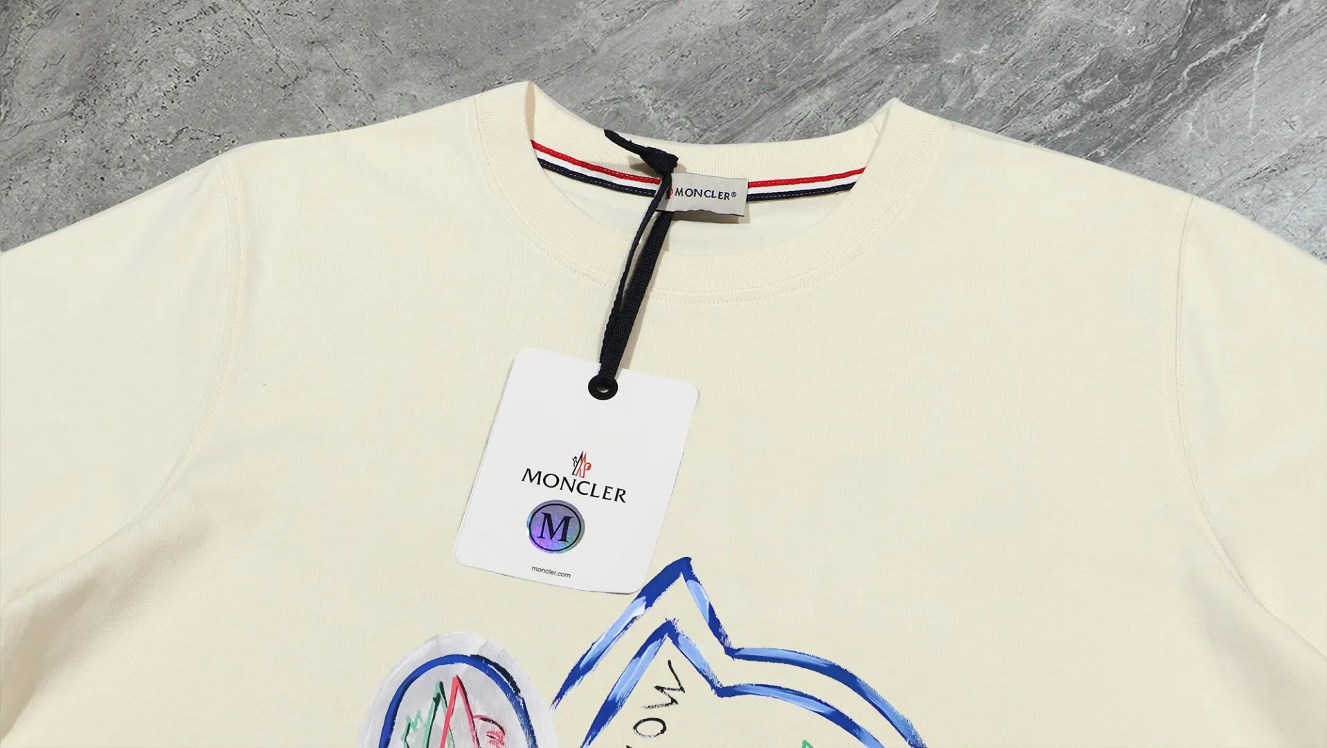 P140 💰Upgraded version "Mobile phone smart sensor ~ NFC chip armband ~ direct access to the official website for anti-counterfeiting" "Moncler ~ Mouth Mouth" 2025 new high-quality round neck short-sleeved T-shirt. The cuffs have imported embroidered labels. Customized dyeing, very comfortable to touch. Super versatile and good-looking short-sleeved. Complete with three labels. Non-market ordinary version. Feel free to compare. Quality is absolutely guaranteed! ‼ First of all, this original fabric is all custom-woven with 32-count double yarn fabric, 250G, and the weight is the same‼ Fine workmanship, double waistcoat method, double waistcoat method, double waistcoat method makes the whole dress more three-dimensional, which is not a craft that ordinary T-shirts can achieve🤪 Size: S-M-L-XL-2XL Color: black, white, apricot, same style for men and women