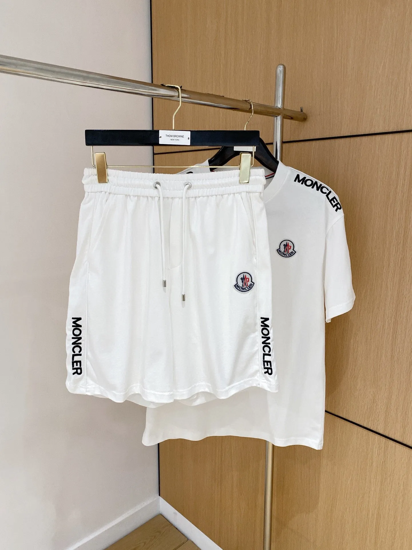 P570 Brand [MONCLER Mouth Covered] 2025 round neck short-sleeved shorts suit. The pure cotton fabric upper body will not be stuffy, the smooth and comfortable skin-friendly effect is more breathable, the fabric has its own texture, classic logo technology, a new interpretation from a unique angle, fashionable and versatile choice! Size: M-3XL (maximum wear: 190 pounds)