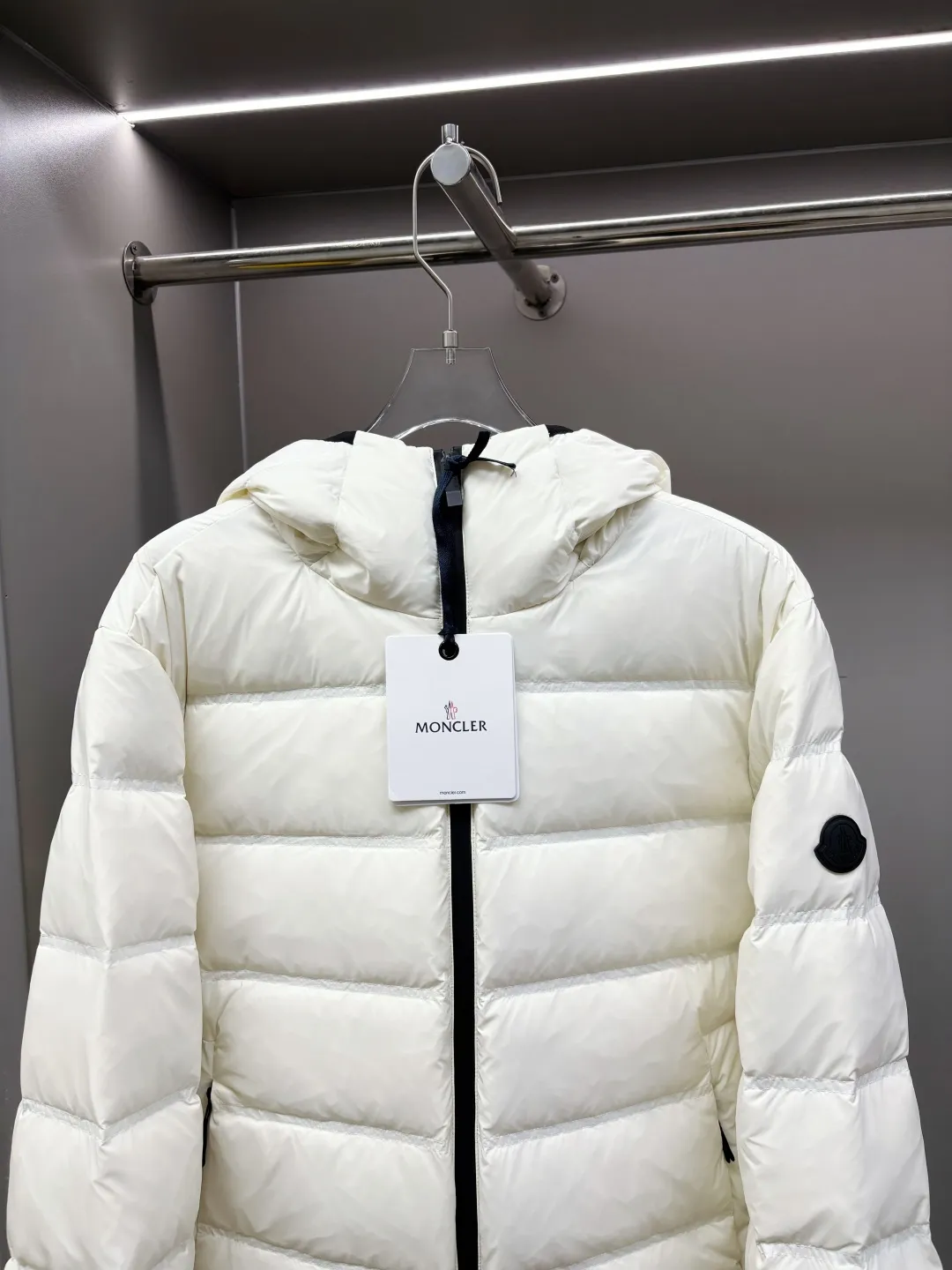 P980 Moncler's new color-blocked printed logo down jacket, classic black and white, same style for men and women, simple and high-end. Customized accessories at the counter, top-grade imported white duck down filling, both light and warm, say goodbye to bloat, and easily manage fashion and temperature~ Hooded design, windproof and stylish, whether worn inside or outside, it can add points to the style, adapt to various styles, so that you can go out coolly in the cold season~ Size: M-XXXL Color: black, white, yellow