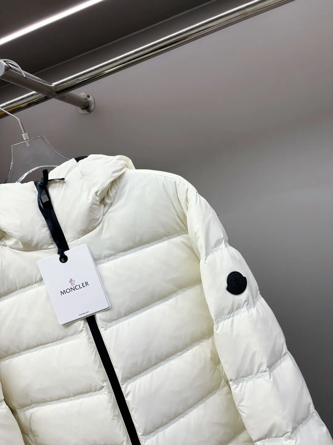 P980 Moncler's new color-blocked printed logo down jacket, classic black and white, same style for men and women, simple and high-end. Customized accessories at the counter, top-grade imported white duck down filling, both light and warm, say goodbye to bloat, and easily manage fashion and temperature~ Hooded design, windproof and stylish, whether worn inside or outside, it can add points to the style, adapt to various styles, so that you can go out coolly in the cold season~ Size: M-XXXL Color: black, white, yellow