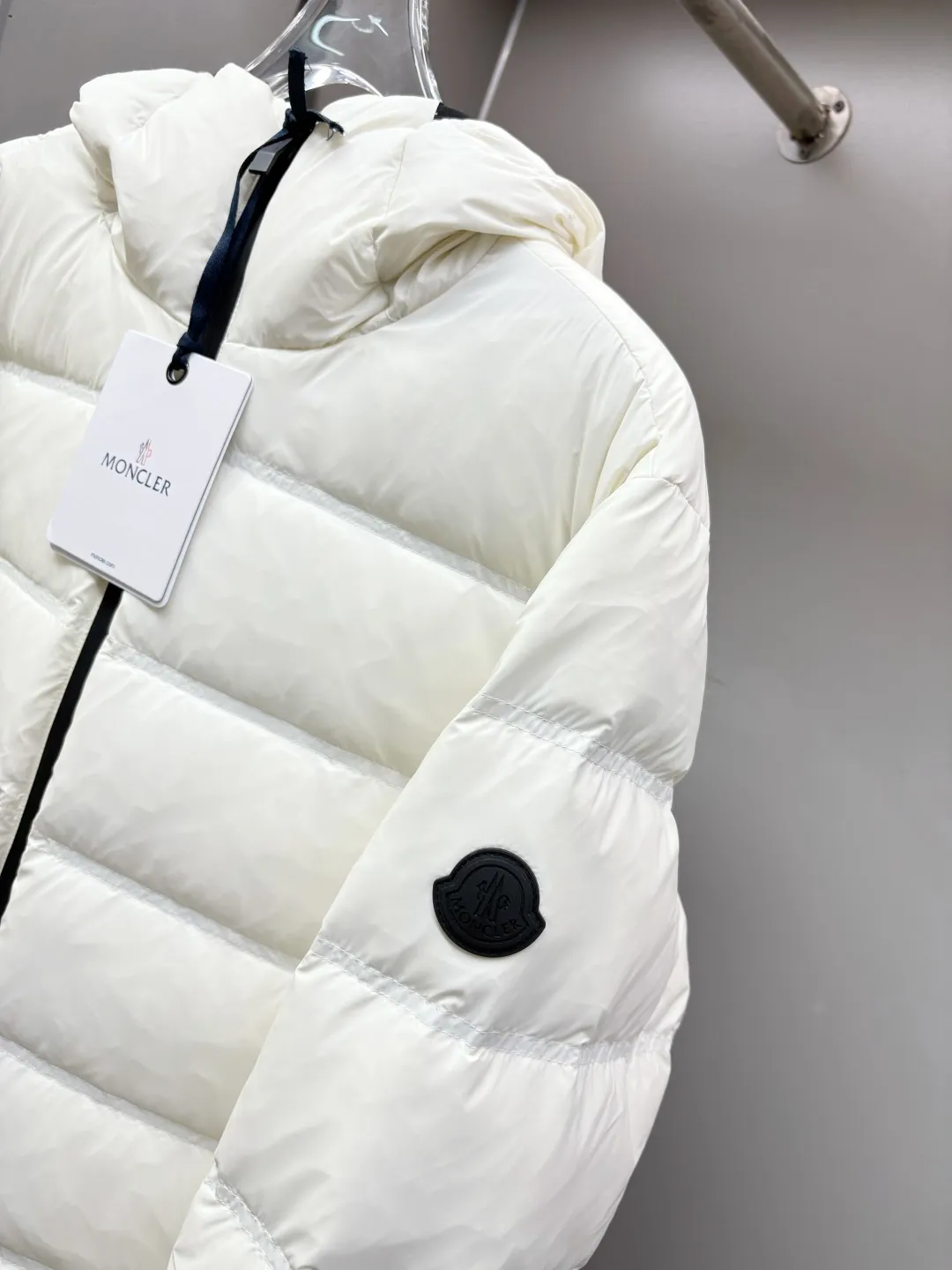 P980 Moncler's new color-blocked printed logo down jacket, classic black and white, same style for men and women, simple and high-end. Customized accessories at the counter, top-grade imported white duck down filling, both light and warm, say goodbye to bloat, and easily manage fashion and temperature~ Hooded design, windproof and stylish, whether worn inside or outside, it can add points to the style, adapt to various styles, so that you can go out coolly in the cold season~ Size: M-XXXL Color: black, white, yellow