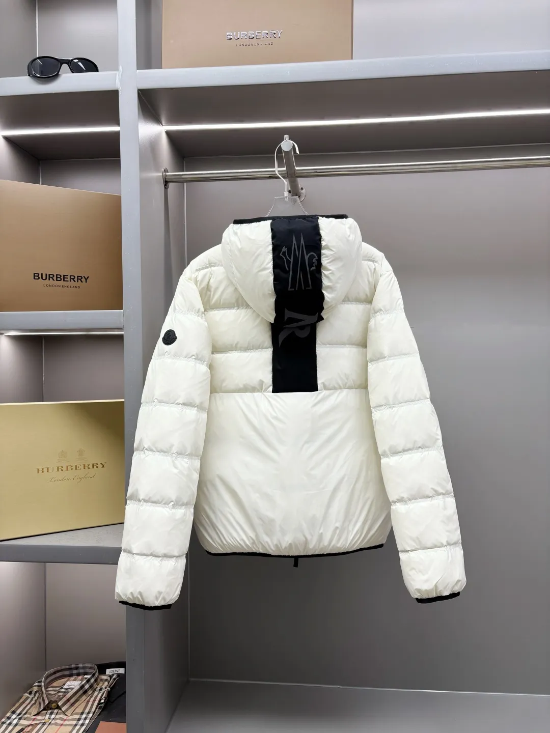 P980 Moncler's new color-blocked printed logo down jacket, classic black and white, same style for men and women, simple and high-end. Customized accessories at the counter, top-grade imported white duck down filling, both light and warm, say goodbye to bloat, and easily manage fashion and temperature~ Hooded design, windproof and stylish, whether worn inside or outside, it can add points to the style, adapt to various styles, so that you can go out coolly in the cold season~ Size: M-XXXL Color: black, white, yellow