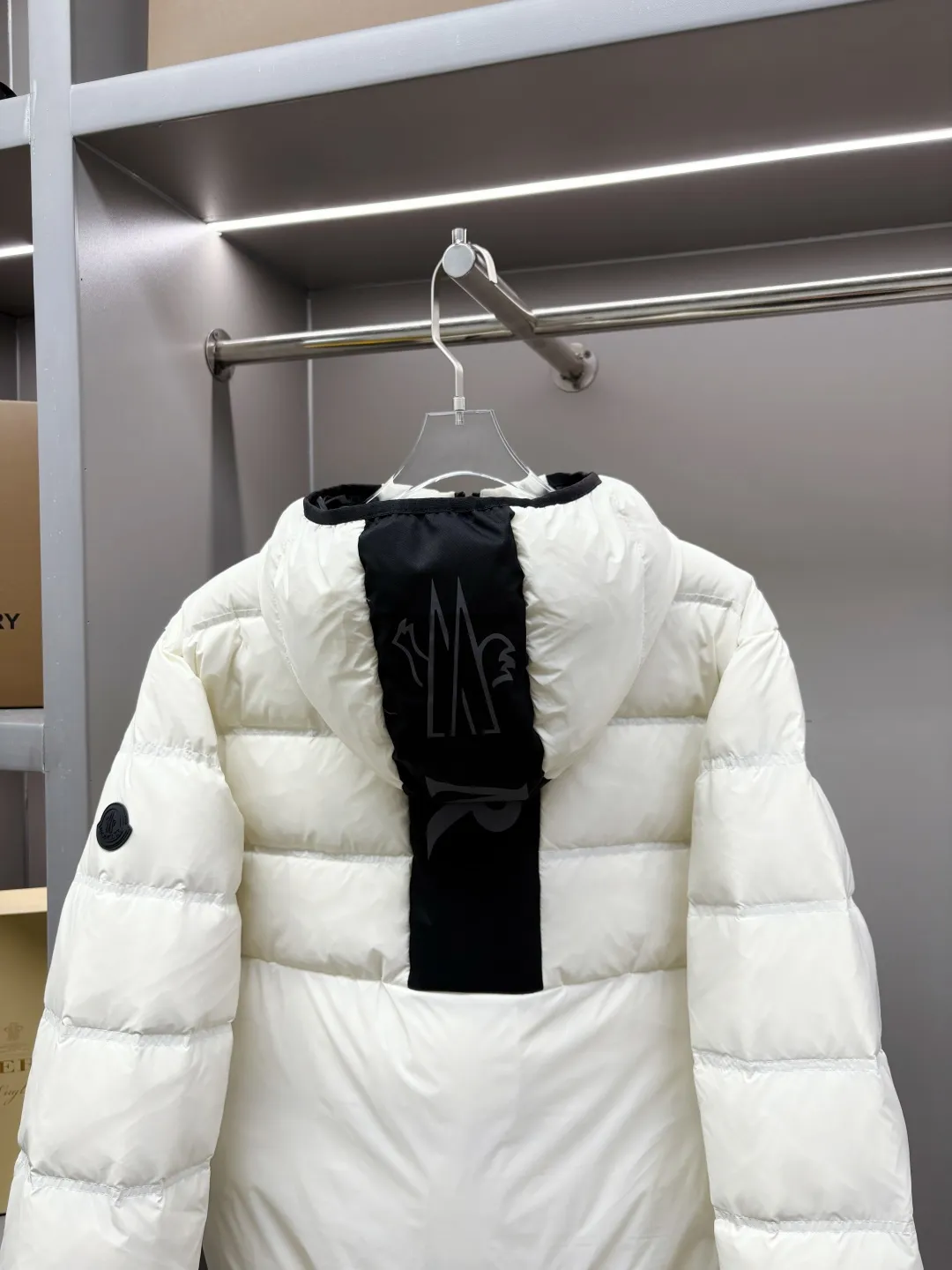 P980 Moncler's new color-blocked printed logo down jacket, classic black and white, same style for men and women, simple and high-end. Customized accessories at the counter, top-grade imported white duck down filling, both light and warm, say goodbye to bloat, and easily manage fashion and temperature~ Hooded design, windproof and stylish, whether worn inside or outside, it can add points to the style, adapt to various styles, so that you can go out coolly in the cold season~ Size: M-XXXL Color: black, white, yellow