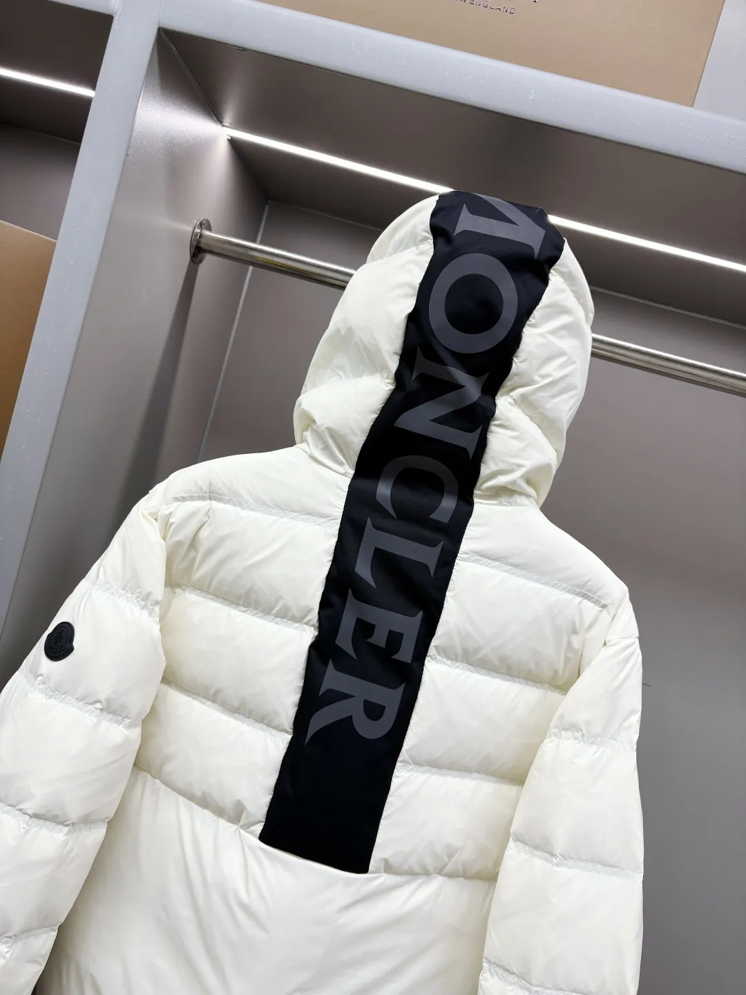 P980 Moncler's new color-blocked printed logo down jacket, classic black and white, same style for men and women, simple and high-end. Customized accessories at the counter, top-grade imported white duck down filling, both light and warm, say goodbye to bloat, and easily manage fashion and temperature~ Hooded design, windproof and stylish, whether worn inside or outside, it can add points to the style, adapt to various styles, so that you can go out coolly in the cold season~ Size: M-XXXL Color: black, white, yellow