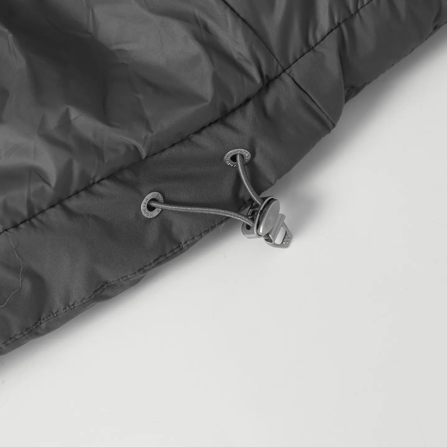 The design of the P860 Moncler Fusain short down jacket is inspired by the thrilling racing sports, echoing the three-dimensional tailoring and dynamic structure of the racing driver's uniform. Diamond quilting is used to build a thermal barrier, and the lightweight fabric is full of fluffy warmth. The silhouette is neat and not bulky, and the hooded design adds casualness. It is made of quilted nylon fabric, which has excellent warmth and protection. It is not only a textured armor to resist the cold wind when commuting, but also a fashion tool to create a minimalist and high-end feel when going out. In the cold winter, you can achieve the dual elegance of temperature and style with a piece of down. The short design features reflective zippers for a modern look. Code number: 12345 Color: black, gray