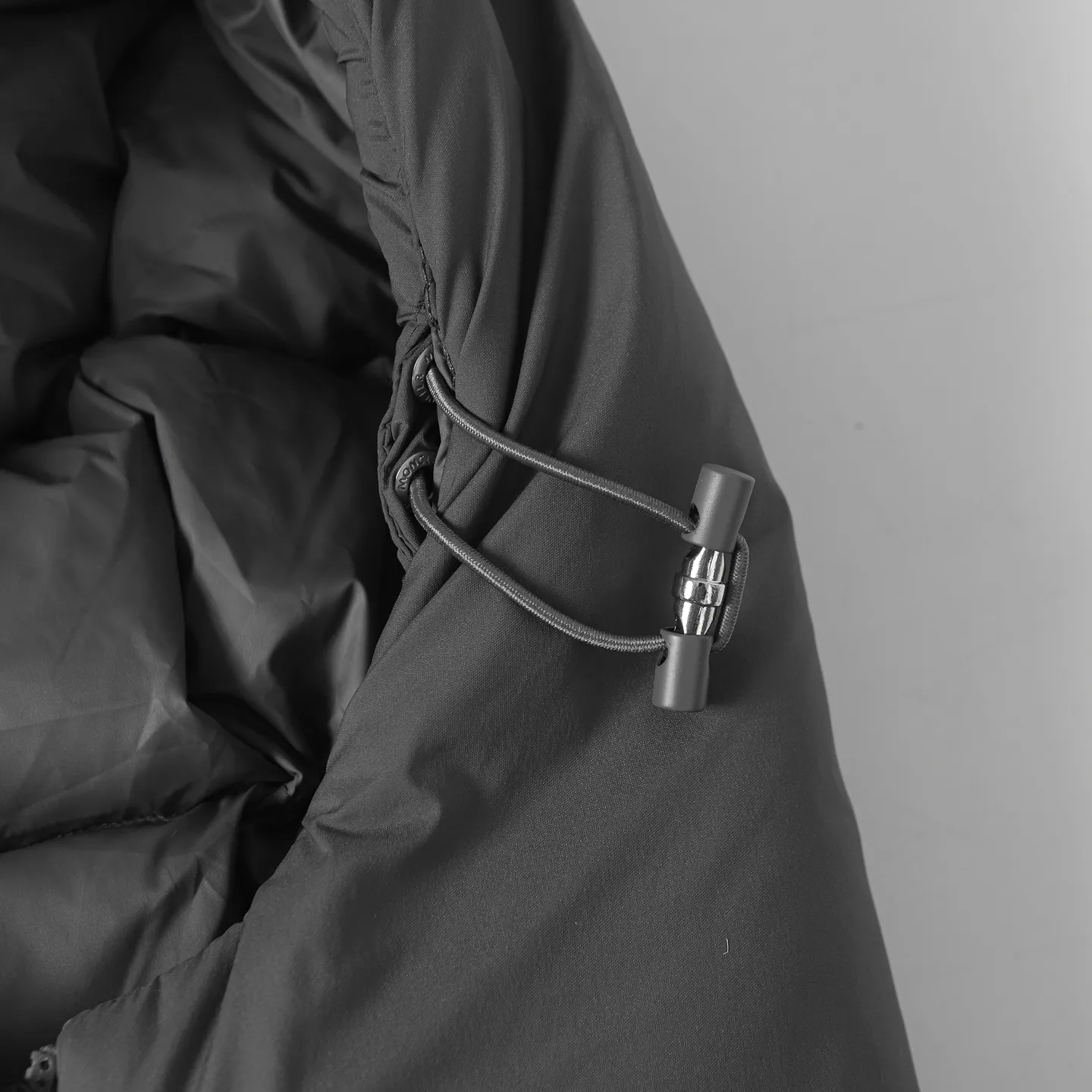 The design of the P860 Moncler Fusain short down jacket is inspired by the thrilling racing sports, echoing the three-dimensional tailoring and dynamic structure of the racing driver's uniform. Diamond quilting is used to build a thermal barrier, and the lightweight fabric is full of fluffy warmth. The silhouette is neat and not bulky, and the hooded design adds casualness. It is made of quilted nylon fabric, which has excellent warmth and protection. It is not only a textured armor to resist the cold wind when commuting, but also a fashion tool to create a minimalist and high-end feel when going out. In the cold winter, you can achieve the dual elegance of temperature and style with a piece of down. The short design features reflective zippers for a modern look. Code number: 12345 Color: black, gray