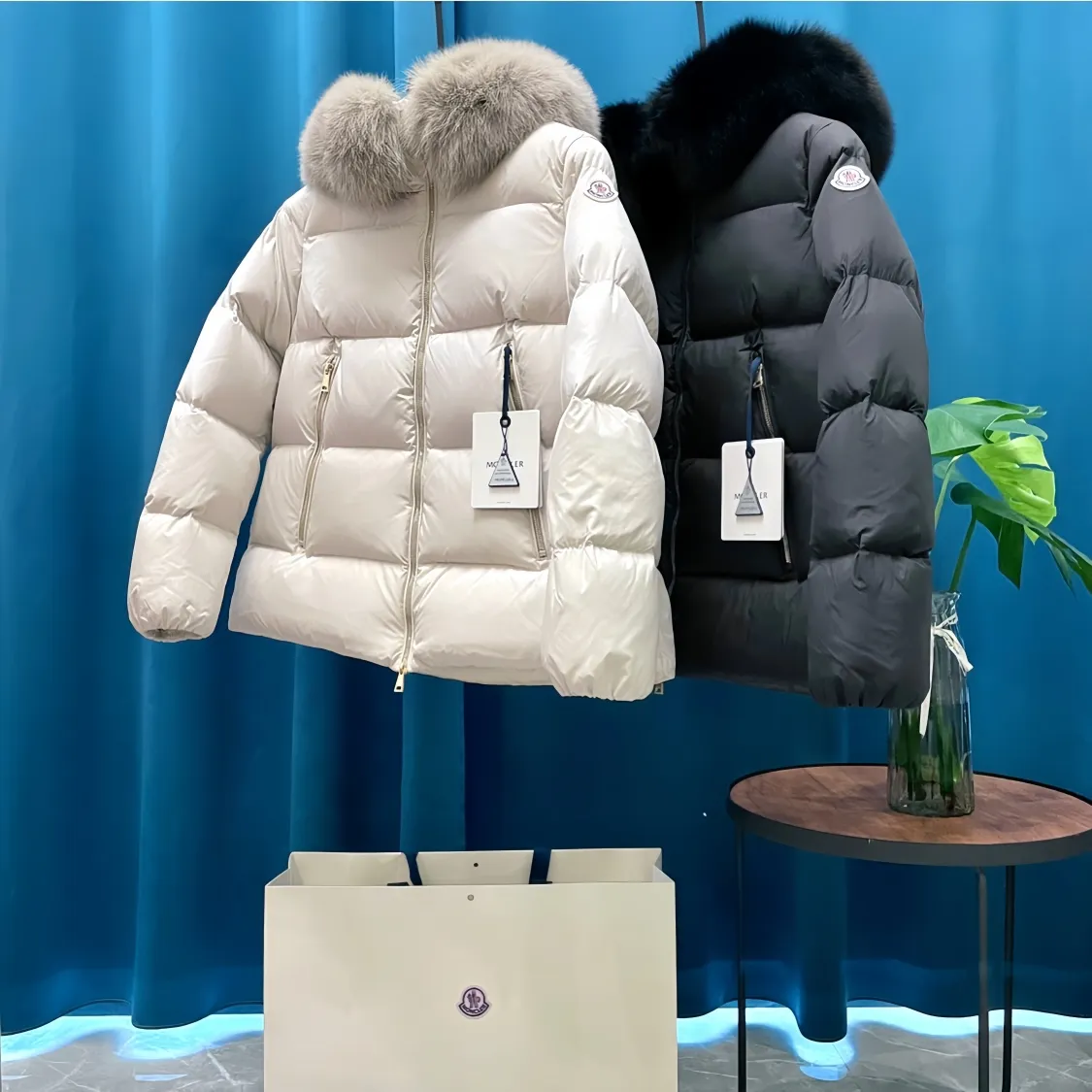 P1080 Moncler➡️New 🦢Goose Down Hooded Down Jacket Women's MONCLER Moncler Explosive Street New Product Design Fashionable and Versatile Comfortable Breathable Mouth Down Jacket~Supports NFC chip sensor. Available simultaneously on the official website! This down jacket has a great sense of design and looks. You can buy it directly due to quality control. It’s a high-end product that you can’t go wrong with! Simple and elegant design ~ and engraved with 1ogo letters ~ the overall design makes this dress unique! It is made of imported technical fabrics and is filled with 90% white goose down. The texture and shape of the fabric are exquisite. You can feel its strong aura through the detailed pictures. It also has superior handsomeness and thermal insulation performance. It can be easily worn in various occasions! With polythermal insulation, you don’t have to worry about a little chill! The placket adopts a zipper design, which is both fashionable and functional. It not only highlights the shape but also keeps warm. The design makes the whole style more luxurious!