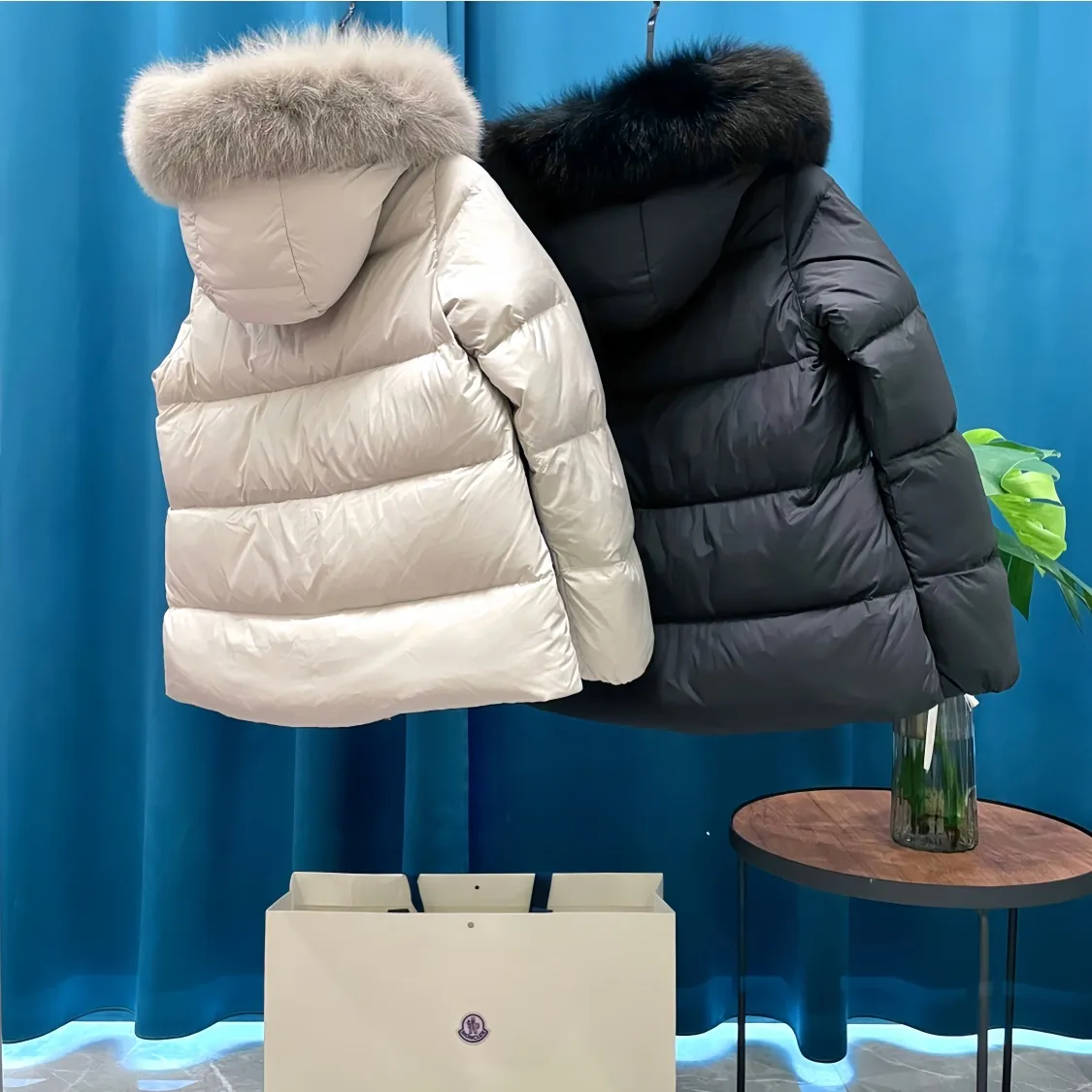 P1080 Moncler➡️New 🦢Goose Down Hooded Down Jacket Women's MONCLER Moncler Explosive Street New Product Design Fashionable and Versatile Comfortable Breathable Mouth Down Jacket~Supports NFC chip sensor. Available simultaneously on the official website! This down jacket has a great sense of design and looks. You can buy it directly due to quality control. It’s a high-end product that you can’t go wrong with! Simple and elegant design ~ and engraved with 1ogo letters ~ the overall design makes this dress unique! It is made of imported technical fabrics and is filled with 90% white goose down. The texture and shape of the fabric are exquisite. You can feel its strong aura through the detailed pictures. It also has superior handsomeness and thermal insulation performance. It can be easily worn in various occasions! With polythermal insulation, you don’t have to worry about a little chill! The placket adopts a zipper design, which is both fashionable and functional. It not only highlights the shape but also keeps warm. The design makes the whole style more luxurious!