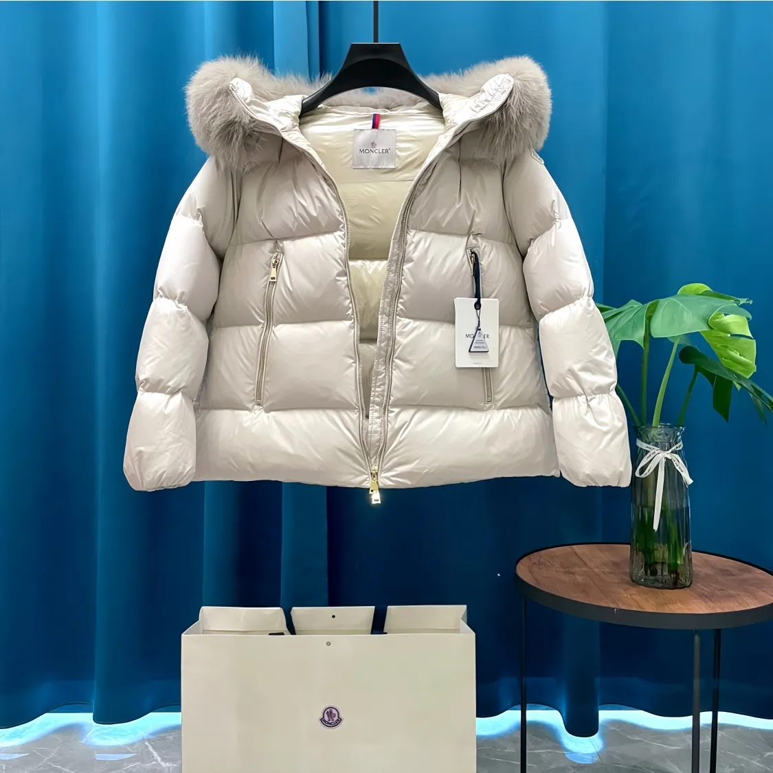 P1080 Moncler➡️New 🦢Goose Down Hooded Down Jacket Women's MONCLER Moncler Explosive Street New Product Design Fashionable and Versatile Comfortable Breathable Mouth Down Jacket~Supports NFC chip sensor. Available simultaneously on the official website! This down jacket has a great sense of design and looks. You can buy it directly due to quality control. It’s a high-end product that you can’t go wrong with! Simple and elegant design ~ and engraved with 1ogo letters ~ the overall design makes this dress unique! It is made of imported technical fabrics and is filled with 90% white goose down. The texture and shape of the fabric are exquisite. You can feel its strong aura through the detailed pictures. It also has superior handsomeness and thermal insulation performance. It can be easily worn in various occasions! With polythermal insulation, you don’t have to worry about a little chill! The placket adopts a zipper design, which is both fashionable and functional. It not only highlights the shape but also keeps warm. The design makes the whole style more luxurious!