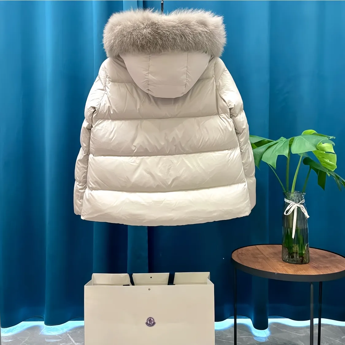 P1080 Moncler➡️New 🦢Goose Down Hooded Down Jacket Women's MONCLER Moncler Explosive Street New Product Design Fashionable and Versatile Comfortable Breathable Mouth Down Jacket~Supports NFC chip sensor. Available simultaneously on the official website! This down jacket has a great sense of design and looks. You can buy it directly due to quality control. It’s a high-end product that you can’t go wrong with! Simple and elegant design ~ and engraved with 1ogo letters ~ the overall design makes this dress unique! It is made of imported technical fabrics and is filled with 90% white goose down. The texture and shape of the fabric are exquisite. You can feel its strong aura through the detailed pictures. It also has superior handsomeness and thermal insulation performance. It can be easily worn in various occasions! With polythermal insulation, you don’t have to worry about a little chill! The placket adopts a zipper design, which is both fashionable and functional. It not only highlights the shape but also keeps warm. The design makes the whole style more luxurious!