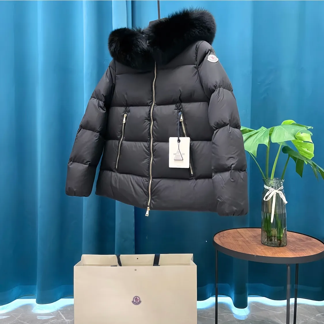P1080 Moncler➡️New 🦢Goose Down Hooded Down Jacket Women's MONCLER Moncler Explosive Street New Product Design Fashionable and Versatile Comfortable Breathable Mouth Down Jacket~Supports NFC chip sensor. Available simultaneously on the official website! This down jacket has a great sense of design and looks. You can buy it directly due to quality control. It’s a high-end product that you can’t go wrong with! Simple and elegant design ~ and engraved with 1ogo letters ~ the overall design makes this dress unique! It is made of imported technical fabrics and is filled with 90% white goose down. The texture and shape of the fabric are exquisite. You can feel its strong aura through the detailed pictures. It also has superior handsomeness and thermal insulation performance. It can be easily worn in various occasions! With polythermal insulation, you don’t have to worry about a little chill! The placket adopts a zipper design, which is both fashionable and functional. It not only highlights the shape but also keeps warm. The design makes the whole style more luxurious!