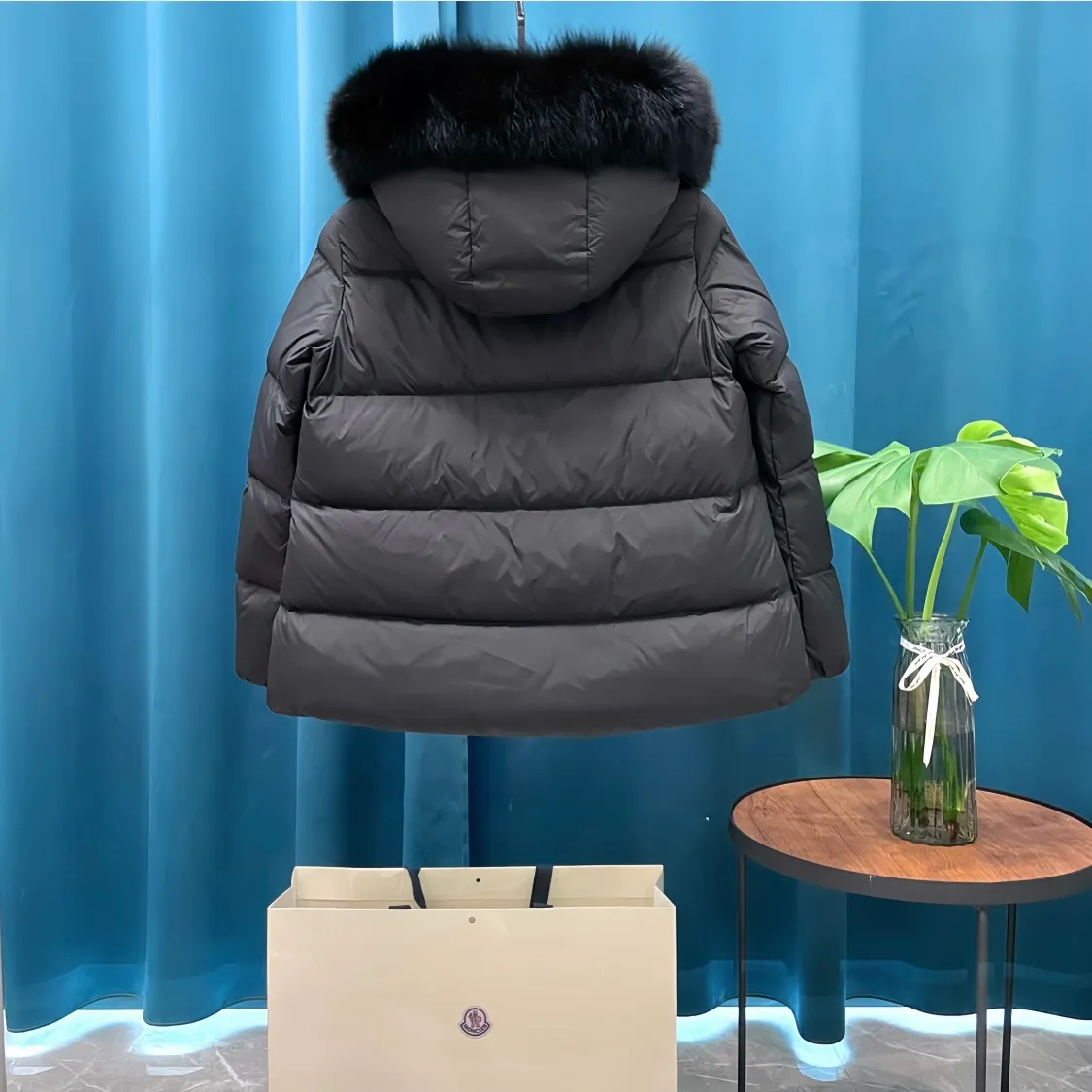 P1080 Moncler➡️New 🦢Goose Down Hooded Down Jacket Women's MONCLER Moncler Explosive Street New Product Design Fashionable and Versatile Comfortable Breathable Mouth Down Jacket~Supports NFC chip sensor. Available simultaneously on the official website! This down jacket has a great sense of design and looks. You can buy it directly due to quality control. It’s a high-end product that you can’t go wrong with! Simple and elegant design ~ and engraved with 1ogo letters ~ the overall design makes this dress unique! It is made of imported technical fabrics and is filled with 90% white goose down. The texture and shape of the fabric are exquisite. You can feel its strong aura through the detailed pictures. It also has superior handsomeness and thermal insulation performance. It can be easily worn in various occasions! With polythermal insulation, you don’t have to worry about a little chill! The placket adopts a zipper design, which is both fashionable and functional. It not only highlights the shape but also keeps warm. The design makes the whole style more luxurious!