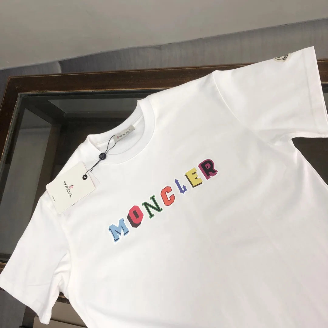 P160 MONCLER 25 The latest short-sleeved T-shirt for couples ~ Featured brand contrasting letter print ~ The fabric upper body is comfortable and breathable, not stiff, slim cut, made of high-end custom-made pure cotton fabric! The upper body is comfortable and stylish, and it can be worn alone as an inner layer. It is a must-have for fashionistas! ! ! Color: Black White Sky Blue Orange Size: S M L XL (Loose fit! Please state your height and weight when placing an order)