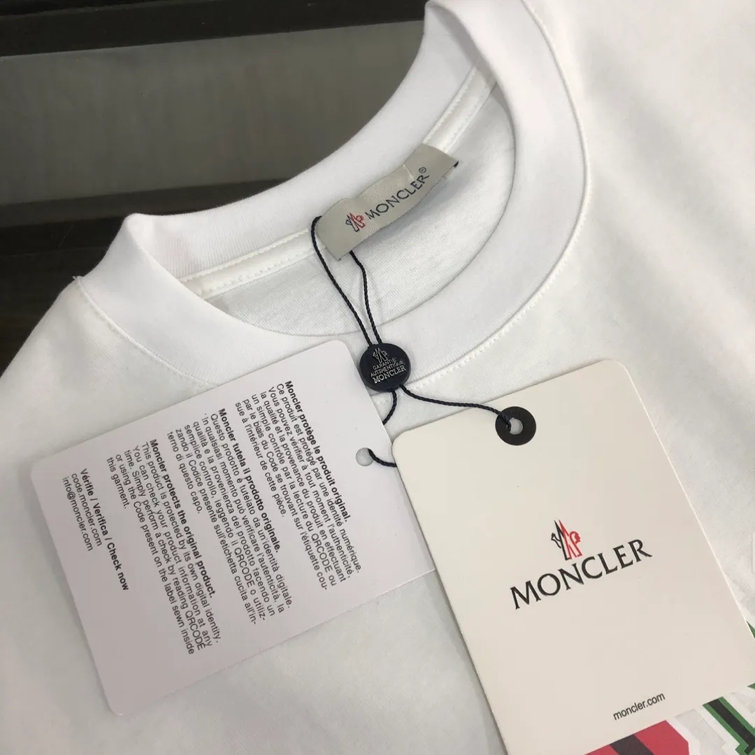 P160 MONCLER 25 The latest short-sleeved T-shirt for couples ~ Featured brand contrasting letter print ~ The fabric upper body is comfortable and breathable, not stiff, slim cut, made of high-end custom-made pure cotton fabric! The upper body is comfortable and stylish, and it can be worn alone as an inner layer. It is a must-have for fashionistas! ! ! Color: Black White Sky Blue Orange Size: S M L XL (Loose fit! Please state your height and weight when placing an order)