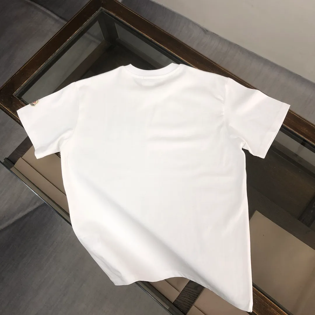 P160 MONCLER 25 The latest short-sleeved T-shirt for couples ~ Featured brand contrasting letter print ~ The fabric upper body is comfortable and breathable, not stiff, slim cut, made of high-end custom-made pure cotton fabric! The upper body is comfortable and stylish, and it can be worn alone as an inner layer. It is a must-have for fashionistas! ! ! Color: Black White Sky Blue Orange Size: S M L XL (Loose fit! Please state your height and weight when placing an order)