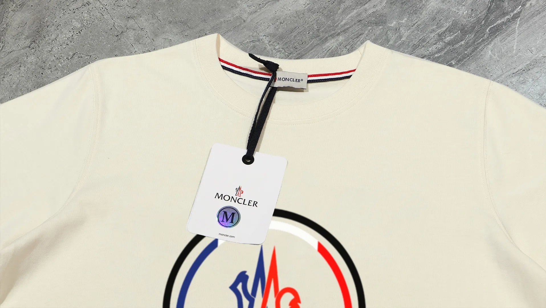P210 version of sweatshirt) [Long-term stock] 〖𝐌𝐎𝐍𝐂𝐋𝐄𝐑~Mask〗 Made of 440g heavy-weight fabric, which is different from the market currency, and can be matched with any variety to make it look handsome😎The whole dress is made of double waistcoats. The double waistcoats make the whole dress more three-dimensional. Not ordinary factories can do such fine work 2025 Spring catwalk version of the T stage, on sale at the counter, exquisitely printed round neck terry sweatshirt, high-end double-ply cotton, custom-made stretch ribs, dyed in the same vat, complete with three standards, matched with digital printing patterns and very breathable, same style for men and women, color: black, white, apricot, size: S M L XL 2XL