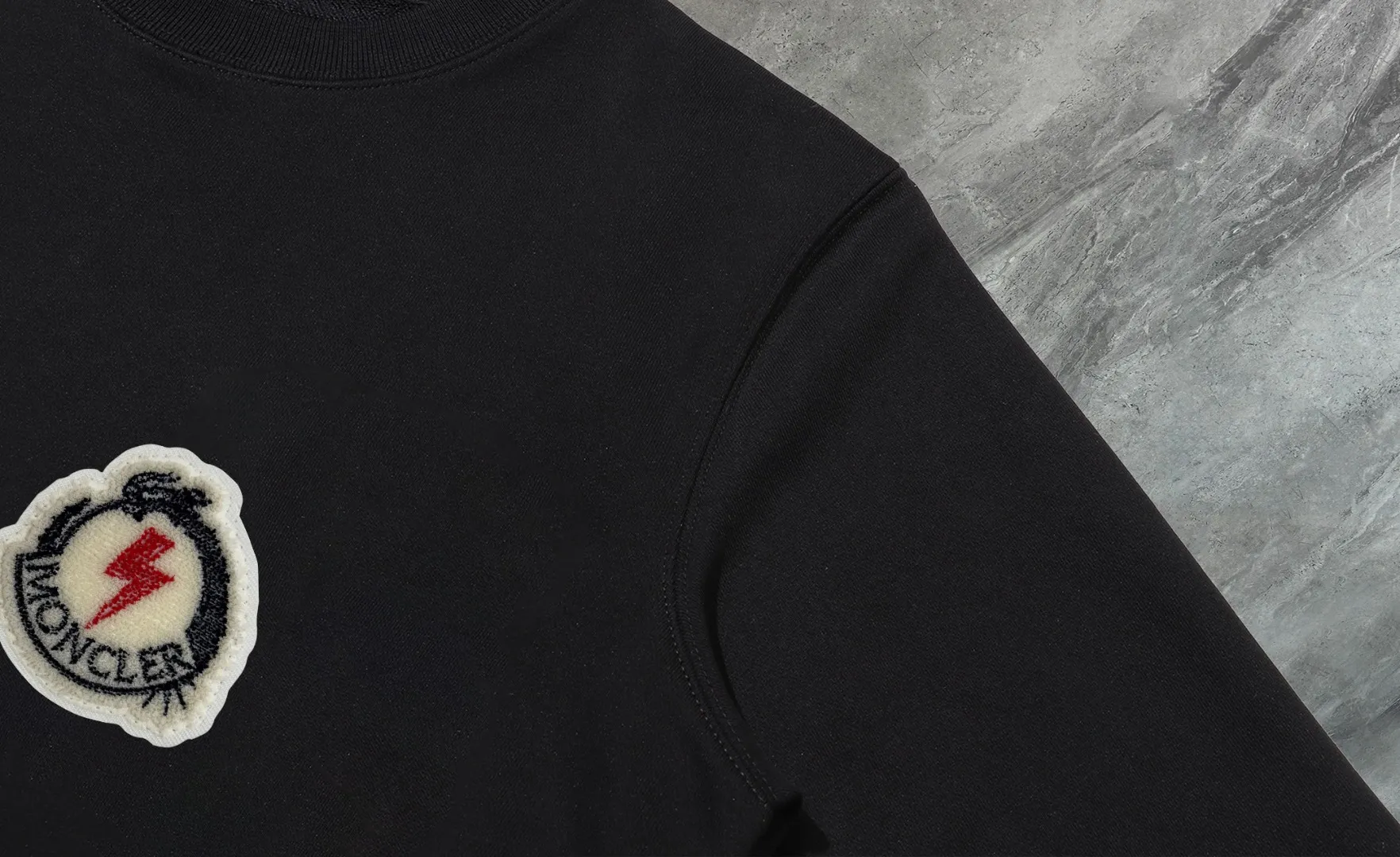 P210 High-version sweatshirt) [Long-term stock] 〖𝐌𝐎𝐍𝐂𝐋𝐄𝐑~Mask〗 Made of 440g heavy-weight fabric. It is different from the market currency. It can be matched with any variety and is properly handsome. 😎The whole dress is made of double waistcoats. The double waistcoats make the whole dress more three-dimensional. Not ordinary factories can do such fine work. 2025 Spring runway version of the T stage, on sale at the counter, round neck terry sweatshirt, high-end double-strand pure cotton, custom-made stretch ribs, dyed in the same vat, complete with three standards, matched with exquisite embroidered LOGO on the chest, simple and advanced, same style for men and women. Color: black, apricot, white, size: S M L XL 2XL
