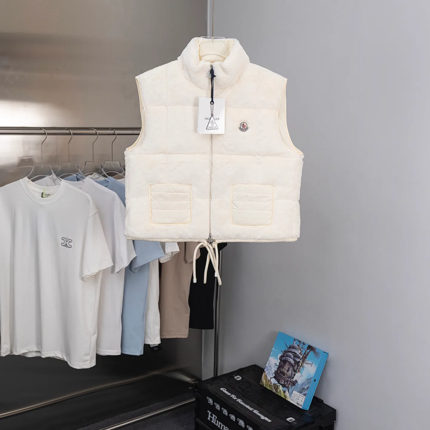 P580 2025 autumn and winter new style🆕The top purchasing version of down jacket MONCLER velvet down vest for winter wear🍼MONCLER velvet down vest My favorite item this winter is this MONCLER off-white velvet down vest! The off-white color is super gentle, and the upper body is like a little fairy with milky eyes in winter🧚‍♀️ The velvet fabric is full of high-end, soft and smooth to the touch, and has a slight luster in the sun✨ It is light and warm, not bulky, and the down filling is of excellent quality, easily resisting the cold~ When paired with it, whether it is a simple sweater and jeans, or layered on top of a sweater, you can easily achieve a sense of fashion and become fashionable in seconds! No matter what you shoot, it’s great📷