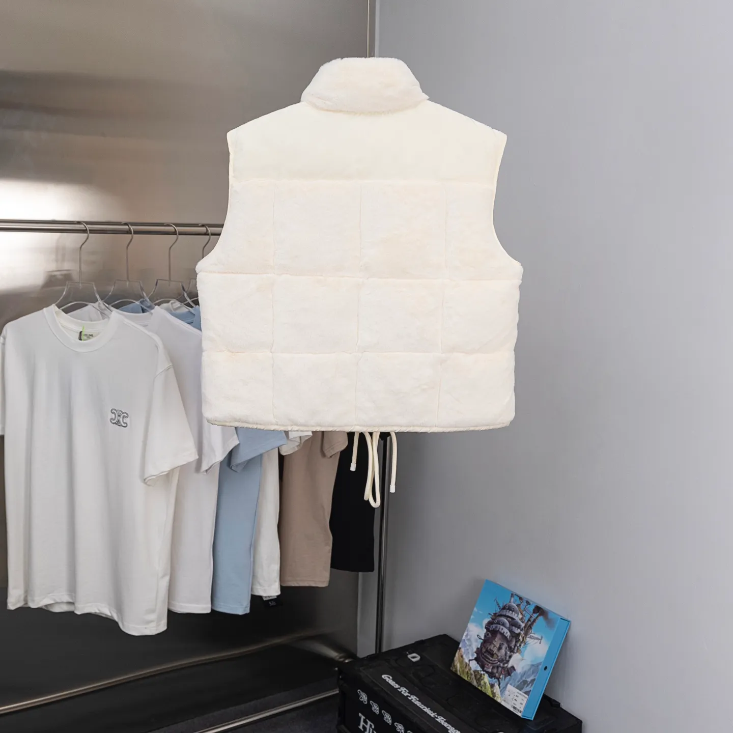 P580 2025 autumn and winter new style🆕The top purchasing version of down jacket MONCLER velvet down vest for winter wear🍼MONCLER velvet down vest My favorite item this winter is this MONCLER off-white velvet down vest! The off-white color is super gentle, and the upper body is like a little fairy with milky eyes in winter🧚‍♀️ The velvet fabric is full of high-end, soft and smooth to the touch, and has a slight luster in the sun✨ It is light and warm, not bulky, and the down filling is of excellent quality, easily resisting the cold~ When paired with it, whether it is a simple sweater and jeans, or layered on top of a sweater, you can easily achieve a sense of fashion and become fashionable in seconds! No matter what you shoot, it’s great📷