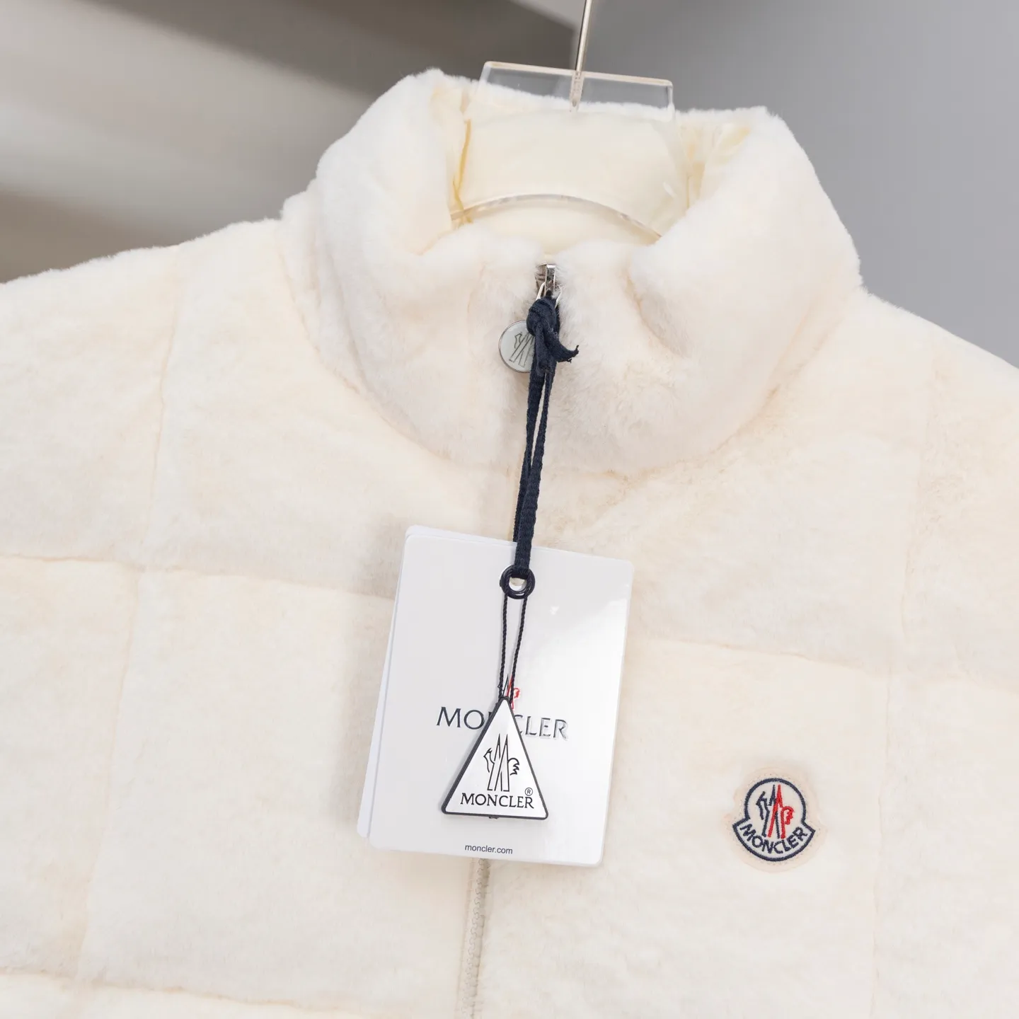 P580 2025 autumn and winter new style🆕The top purchasing version of down jacket MONCLER velvet down vest for winter wear🍼MONCLER velvet down vest My favorite item this winter is this MONCLER off-white velvet down vest! The off-white color is super gentle, and the upper body is like a little fairy with milky eyes in winter🧚‍♀️ The velvet fabric is full of high-end, soft and smooth to the touch, and has a slight luster in the sun✨ It is light and warm, not bulky, and the down filling is of excellent quality, easily resisting the cold~ When paired with it, whether it is a simple sweater and jeans, or layered on top of a sweater, you can easily achieve a sense of fashion and become fashionable in seconds! No matter what you shoot, it’s great📷