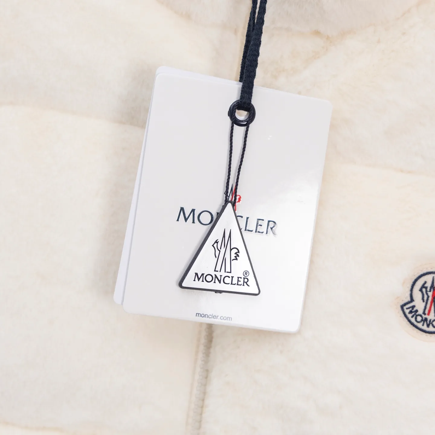 P580 2025 autumn and winter new style🆕The top purchasing version of down jacket MONCLER velvet down vest for winter wear🍼MONCLER velvet down vest My favorite item this winter is this MONCLER off-white velvet down vest! The off-white color is super gentle, and the upper body is like a little fairy with milky eyes in winter🧚‍♀️ The velvet fabric is full of high-end, soft and smooth to the touch, and has a slight luster in the sun✨ It is light and warm, not bulky, and the down filling is of excellent quality, easily resisting the cold~ When paired with it, whether it is a simple sweater and jeans, or layered on top of a sweater, you can easily achieve a sense of fashion and become fashionable in seconds! No matter what you shoot, it’s great📷