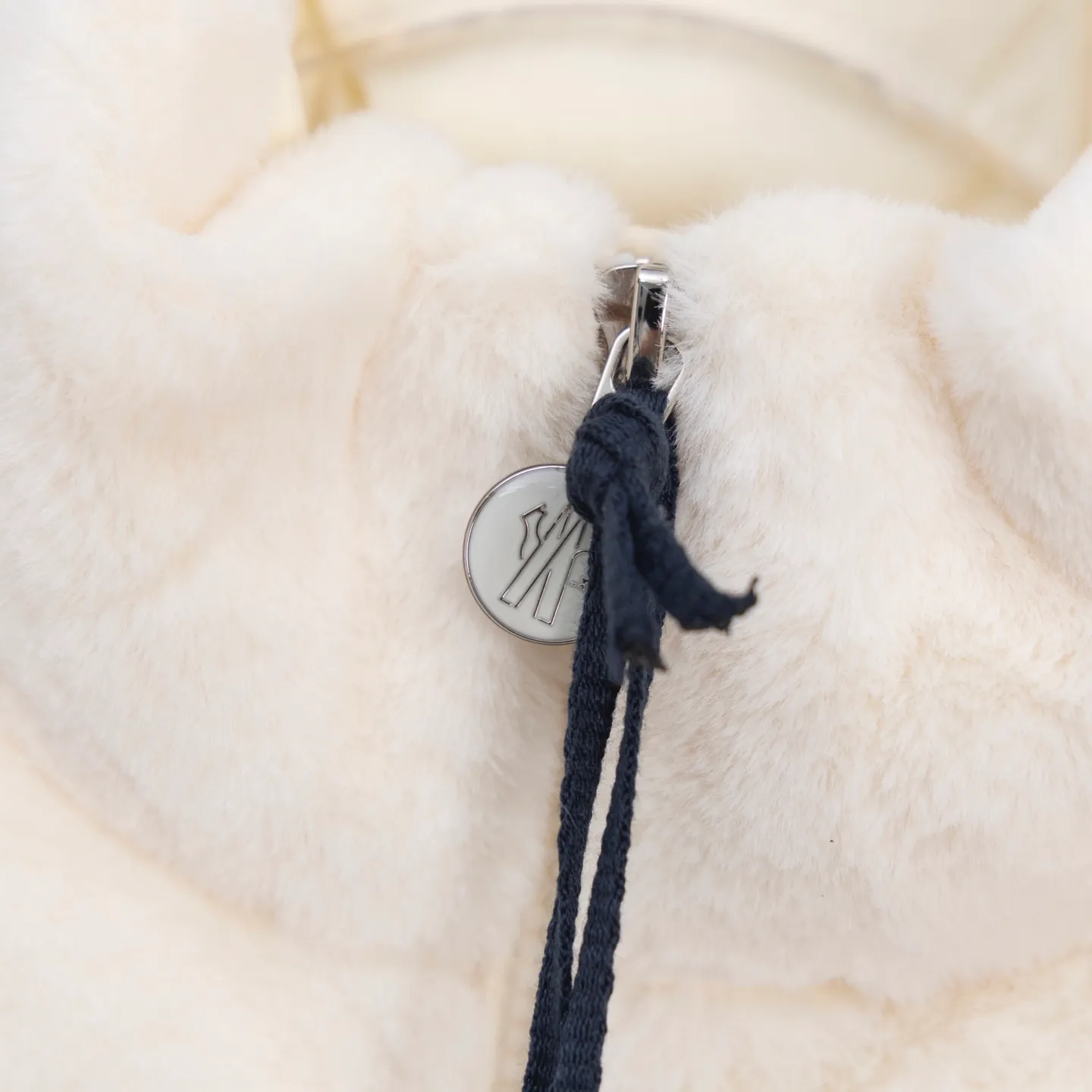 P580 2025 autumn and winter new style🆕The top purchasing version of down jacket MONCLER velvet down vest for winter wear🍼MONCLER velvet down vest My favorite item this winter is this MONCLER off-white velvet down vest! The off-white color is super gentle, and the upper body is like a little fairy with milky eyes in winter🧚‍♀️ The velvet fabric is full of high-end, soft and smooth to the touch, and has a slight luster in the sun✨ It is light and warm, not bulky, and the down filling is of excellent quality, easily resisting the cold~ When paired with it, whether it is a simple sweater and jeans, or layered on top of a sweater, you can easily achieve a sense of fashion and become fashionable in seconds! No matter what you shoot, it’s great📷