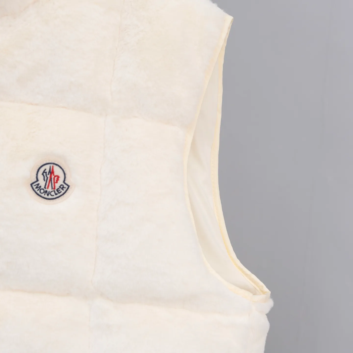 P580 2025 autumn and winter new style🆕The top purchasing version of down jacket MONCLER velvet down vest for winter wear🍼MONCLER velvet down vest My favorite item this winter is this MONCLER off-white velvet down vest! The off-white color is super gentle, and the upper body is like a little fairy with milky eyes in winter🧚‍♀️ The velvet fabric is full of high-end, soft and smooth to the touch, and has a slight luster in the sun✨ It is light and warm, not bulky, and the down filling is of excellent quality, easily resisting the cold~ When paired with it, whether it is a simple sweater and jeans, or layered on top of a sweater, you can easily achieve a sense of fashion and become fashionable in seconds! No matter what you shoot, it’s great📷