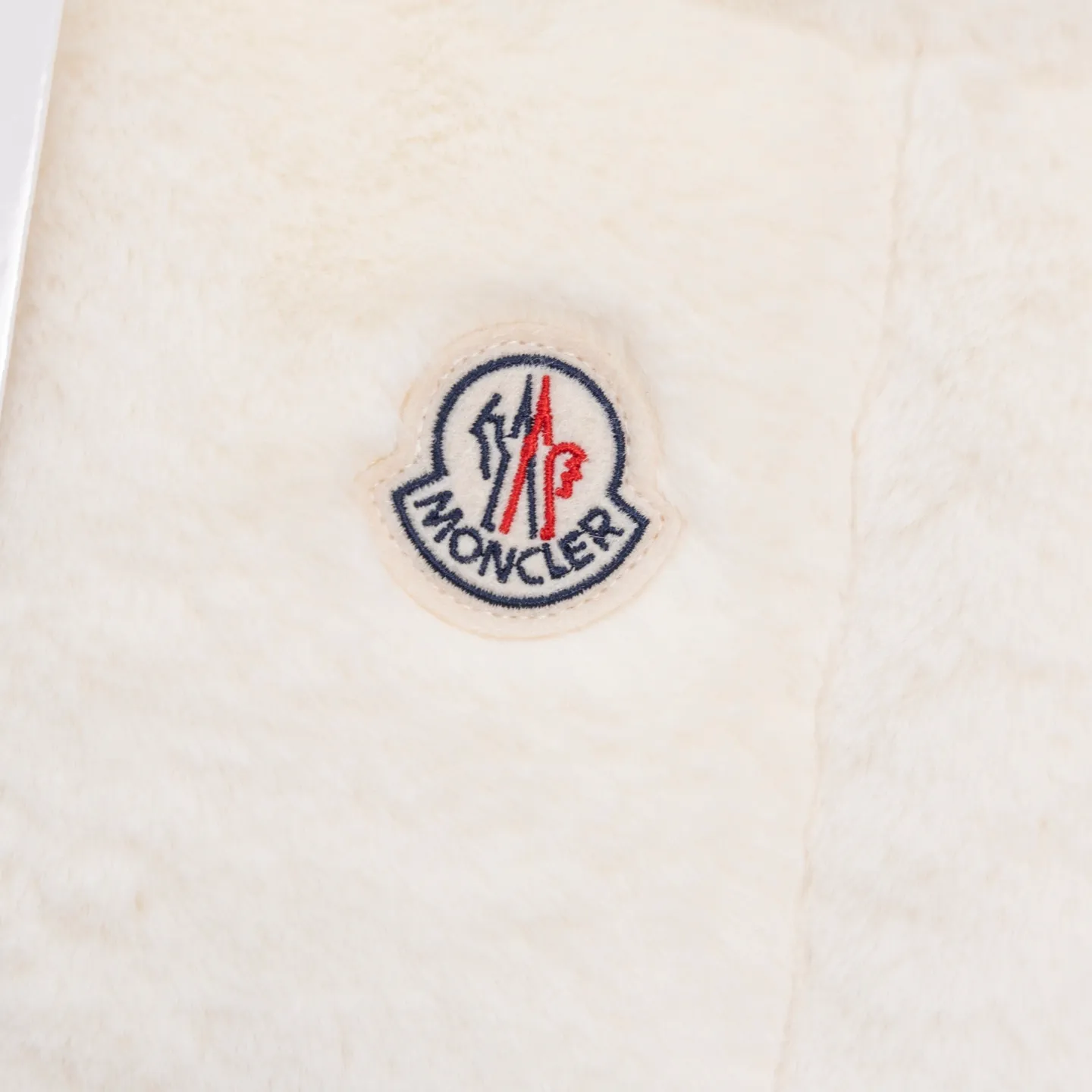 P580 2025 autumn and winter new style🆕The top purchasing version of down jacket MONCLER velvet down vest for winter wear🍼MONCLER velvet down vest My favorite item this winter is this MONCLER off-white velvet down vest! The off-white color is super gentle, and the upper body is like a little fairy with milky eyes in winter🧚‍♀️ The velvet fabric is full of high-end, soft and smooth to the touch, and has a slight luster in the sun✨ It is light and warm, not bulky, and the down filling is of excellent quality, easily resisting the cold~ When paired with it, whether it is a simple sweater and jeans, or layered on top of a sweater, you can easily achieve a sense of fashion and become fashionable in seconds! No matter what you shoot, it’s great📷
