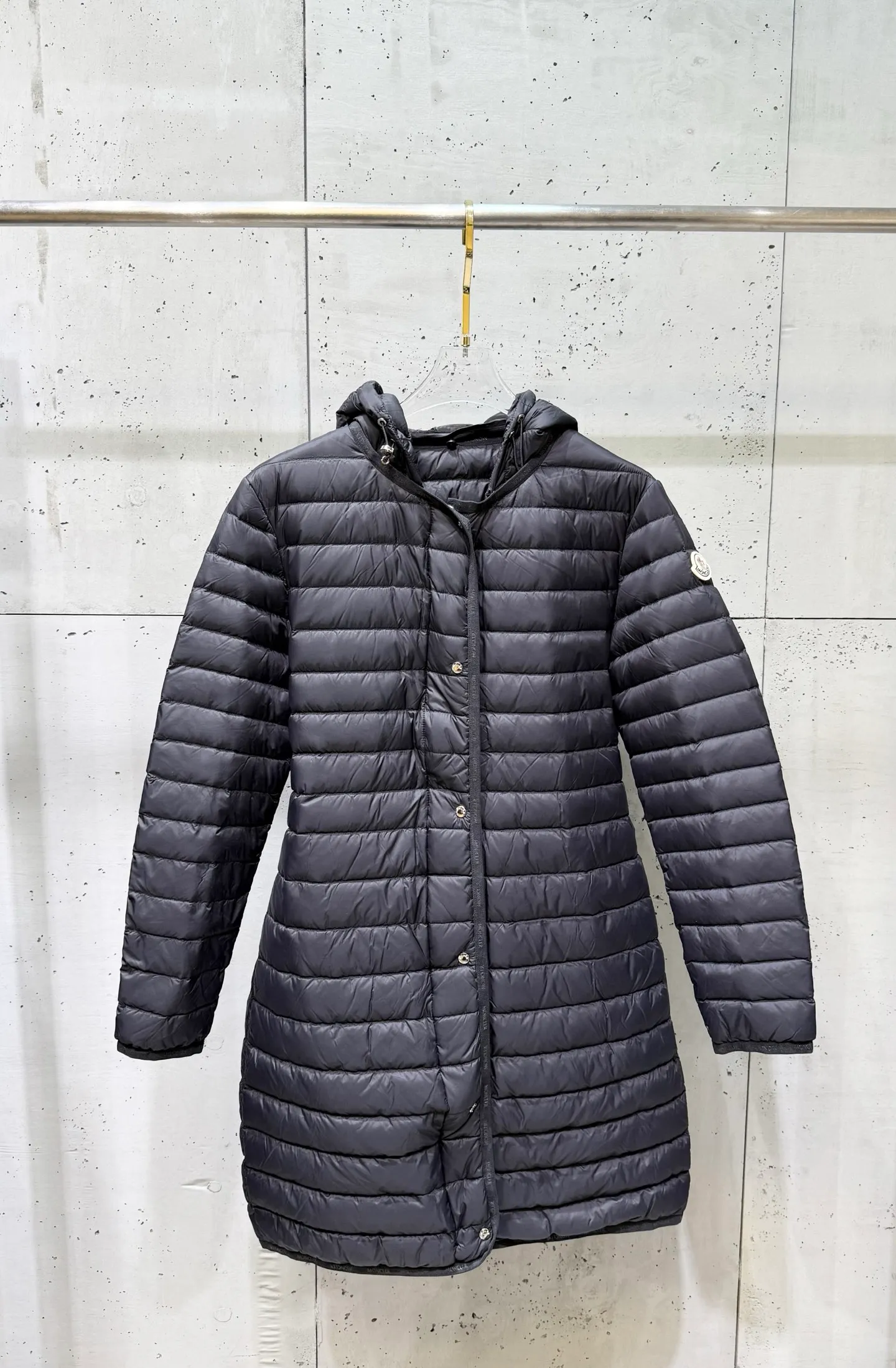 P840 long moncler special down jacket. The latest style of waisted hooded lightweight long down jacket in autumn and winter🖤Customized and developed hardware accessories. All details are fully processed. The waist is perfect and the upper body effect is great. A must-have for goddesses. Versatile, fashionable and handsome. National standard 90 white goose down filling. The texture of memory silk fabric is upright and stylish. It is warm and avoids bloat. All three standards are complete. Size: 01234