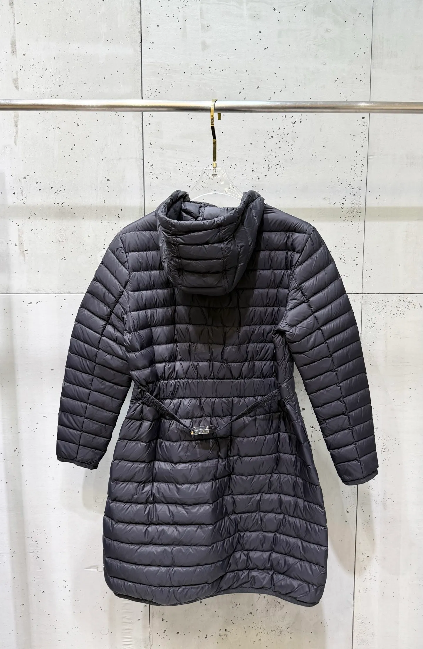 P840 long moncler special down jacket. The latest style of waisted hooded lightweight long down jacket in autumn and winter🖤Customized and developed hardware accessories. All details are fully processed. The waist is perfect and the upper body effect is great. A must-have for goddesses. Versatile, fashionable and handsome. National standard 90 white goose down filling. The texture of memory silk fabric is upright and stylish. It is warm and avoids bloat. All three standards are complete. Size: 01234