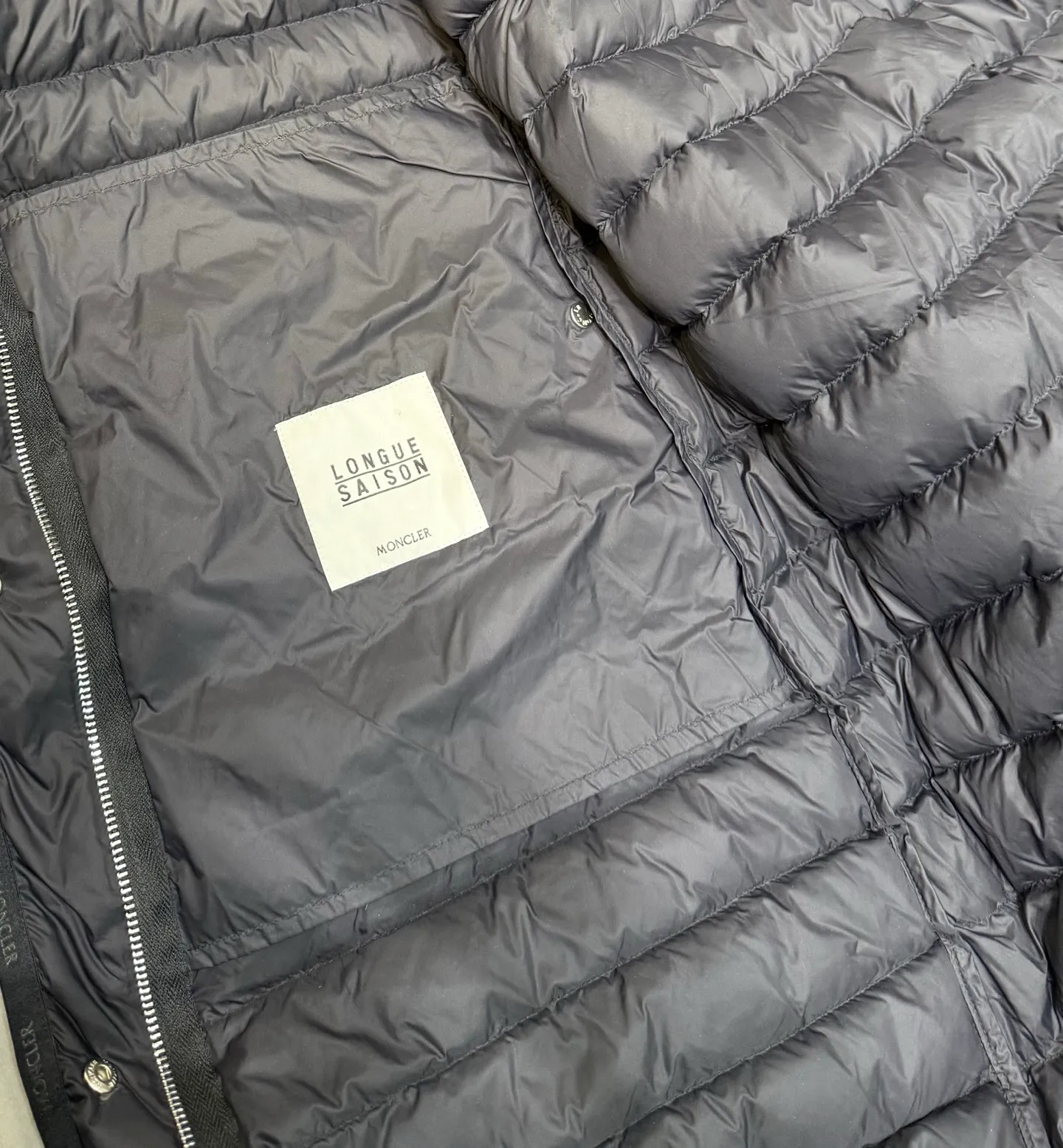 P840 long moncler special down jacket. The latest style of waisted hooded lightweight long down jacket in autumn and winter🖤Customized and developed hardware accessories. All details are fully processed. The waist is perfect and the upper body effect is great. A must-have for goddesses. Versatile, fashionable and handsome. National standard 90 white goose down filling. The texture of memory silk fabric is upright and stylish. It is warm and avoids bloat. All three standards are complete. Size: 01234