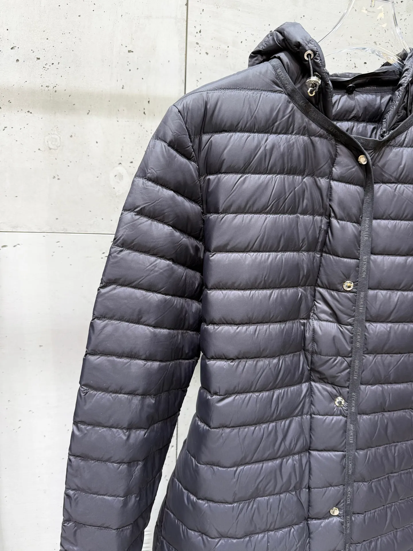 P840 long moncler special down jacket. The latest style of waisted hooded lightweight long down jacket in autumn and winter🖤Customized and developed hardware accessories. All details are fully processed. The waist is perfect and the upper body effect is great. A must-have for goddesses. Versatile, fashionable and handsome. National standard 90 white goose down filling. The texture of memory silk fabric is upright and stylish. It is warm and avoids bloat. All three standards are complete. Size: 01234