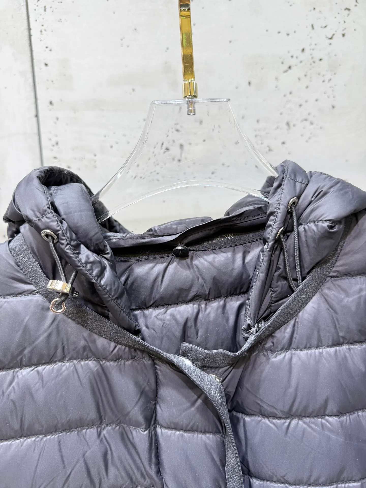 P840 long moncler special down jacket. The latest style of waisted hooded lightweight long down jacket in autumn and winter🖤Customized and developed hardware accessories. All details are fully processed. The waist is perfect and the upper body effect is great. A must-have for goddesses. Versatile, fashionable and handsome. National standard 90 white goose down filling. The texture of memory silk fabric is upright and stylish. It is warm and avoids bloat. All three standards are complete. Size: 01234