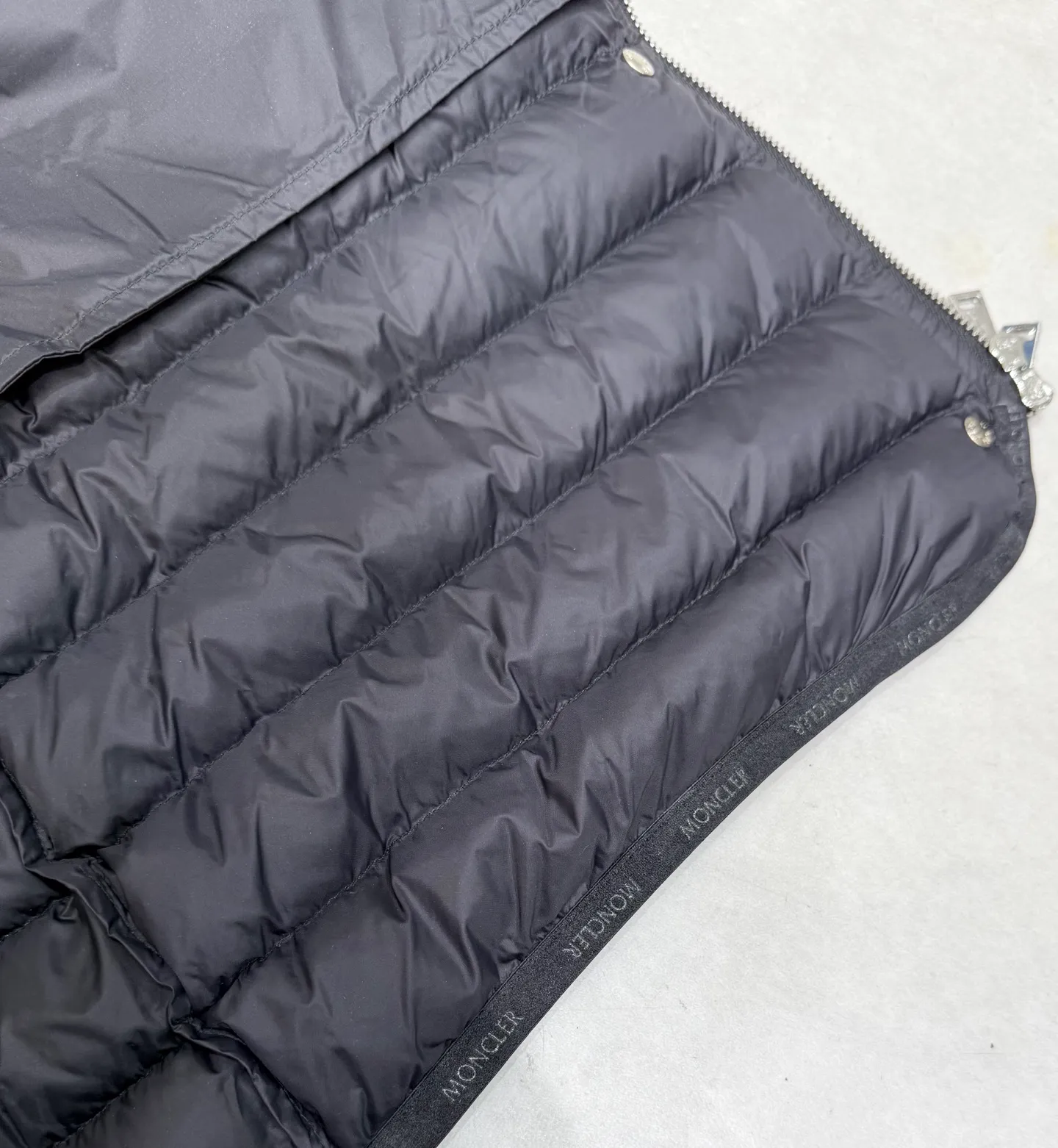 P840 long moncler special down jacket. The latest style of waisted hooded lightweight long down jacket in autumn and winter🖤Customized and developed hardware accessories. All details are fully processed. The waist is perfect and the upper body effect is great. A must-have for goddesses. Versatile, fashionable and handsome. National standard 90 white goose down filling. The texture of memory silk fabric is upright and stylish. It is warm and avoids bloat. All three standards are complete. Size: 01234