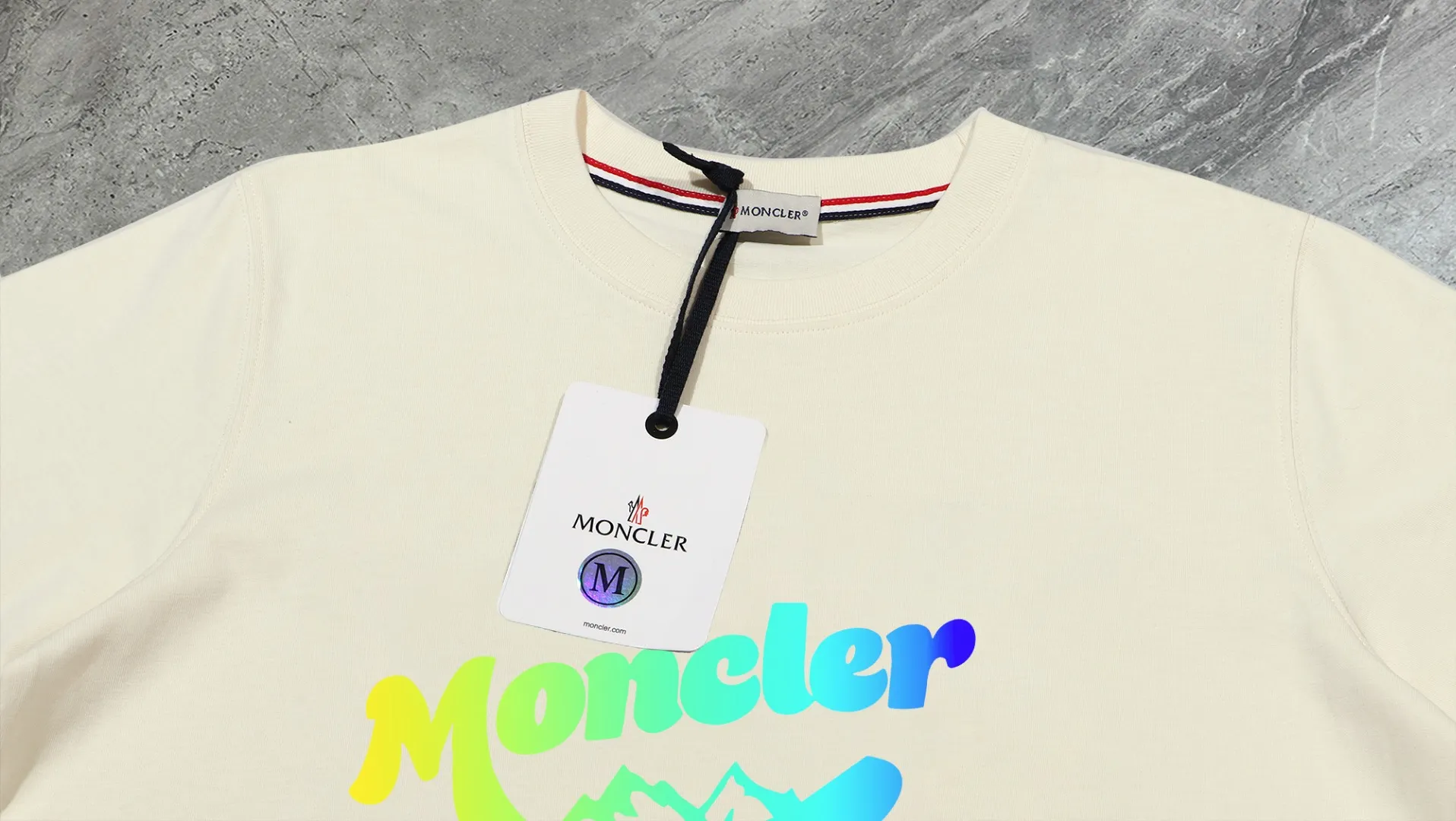 P140 💰Upgraded version "Mobile phone smart sensor ~ NFC chip armband ~ direct access to the official website for anti-counterfeiting" "Moncler ~ Mouth Mouth" 2025 new high-quality round neck short-sleeved T-shirt. The cuffs have imported embroidered labels. Customized dyeing, very comfortable to touch. Super versatile and good-looking short-sleeved. Complete with three labels. Non-market ordinary version. Feel free to compare. Quality is absolutely guaranteed! ‼ First of all, this original fabric is all custom-woven with 32-count double yarn fabric, 250G, and the weight is the same‼ Fine workmanship, double waistcoat method, double waistcoat method, double waistcoat method makes the whole dress more three-dimensional, which is not a craft that ordinary T-shirts can achieve🤪 Size: S-M-L-XL-2XL Color: black, white, apricot, same style for men and women