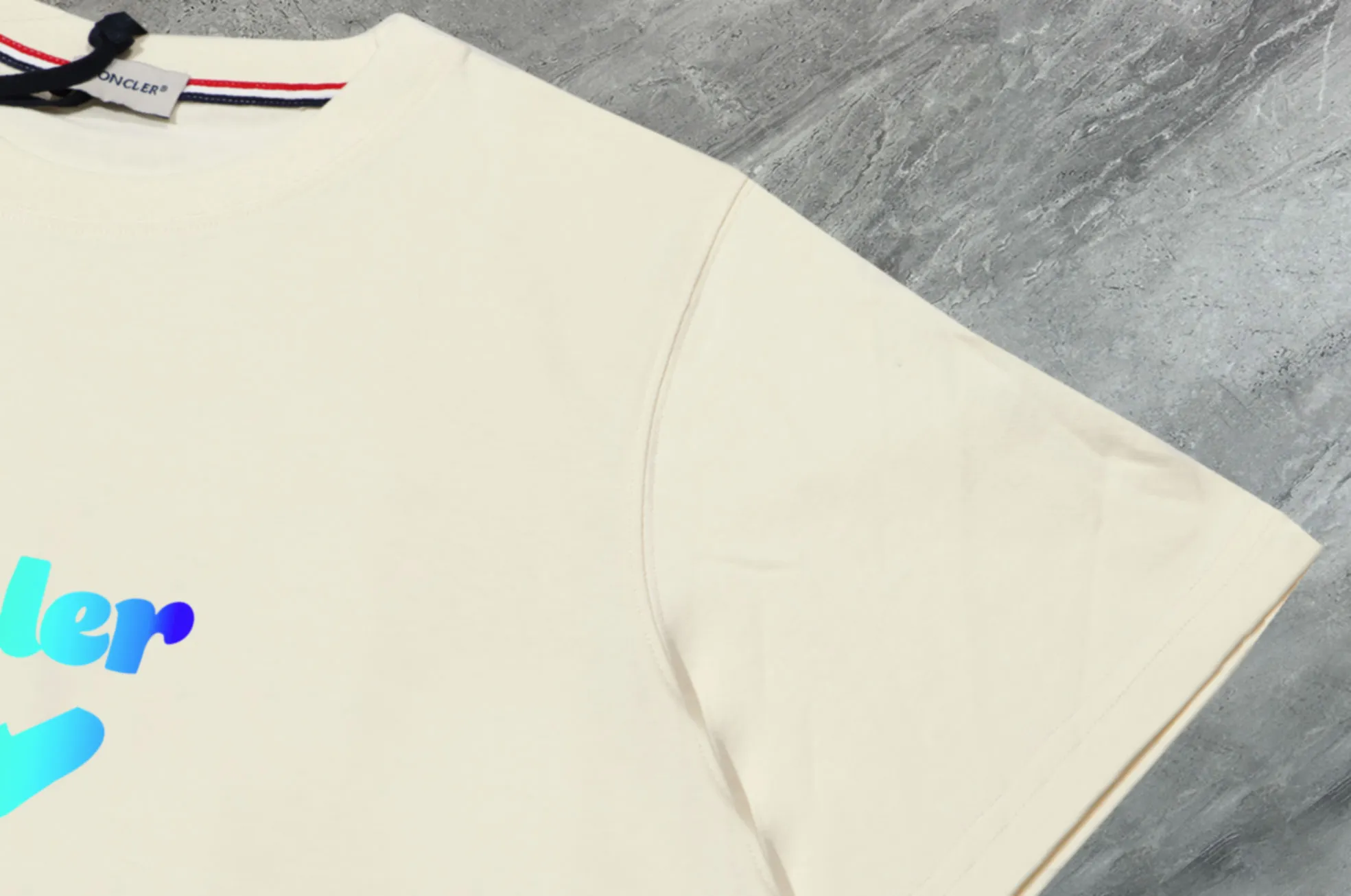 P140 💰Upgraded version "Mobile phone smart sensor ~ NFC chip armband ~ direct access to the official website for anti-counterfeiting" "Moncler ~ Mouth Mouth" 2025 new high-quality round neck short-sleeved T-shirt. The cuffs have imported embroidered labels. Customized dyeing, very comfortable to touch. Super versatile and good-looking short-sleeved. Complete with three labels. Non-market ordinary version. Feel free to compare. Quality is absolutely guaranteed! ‼ First of all, this original fabric is all custom-woven with 32-count double yarn fabric, 250G, and the weight is the same‼ Fine workmanship, double waistcoat method, double waistcoat method, double waistcoat method makes the whole dress more three-dimensional, which is not a craft that ordinary T-shirts can achieve🤪 Size: S-M-L-XL-2XL Color: black, white, apricot, same style for men and women