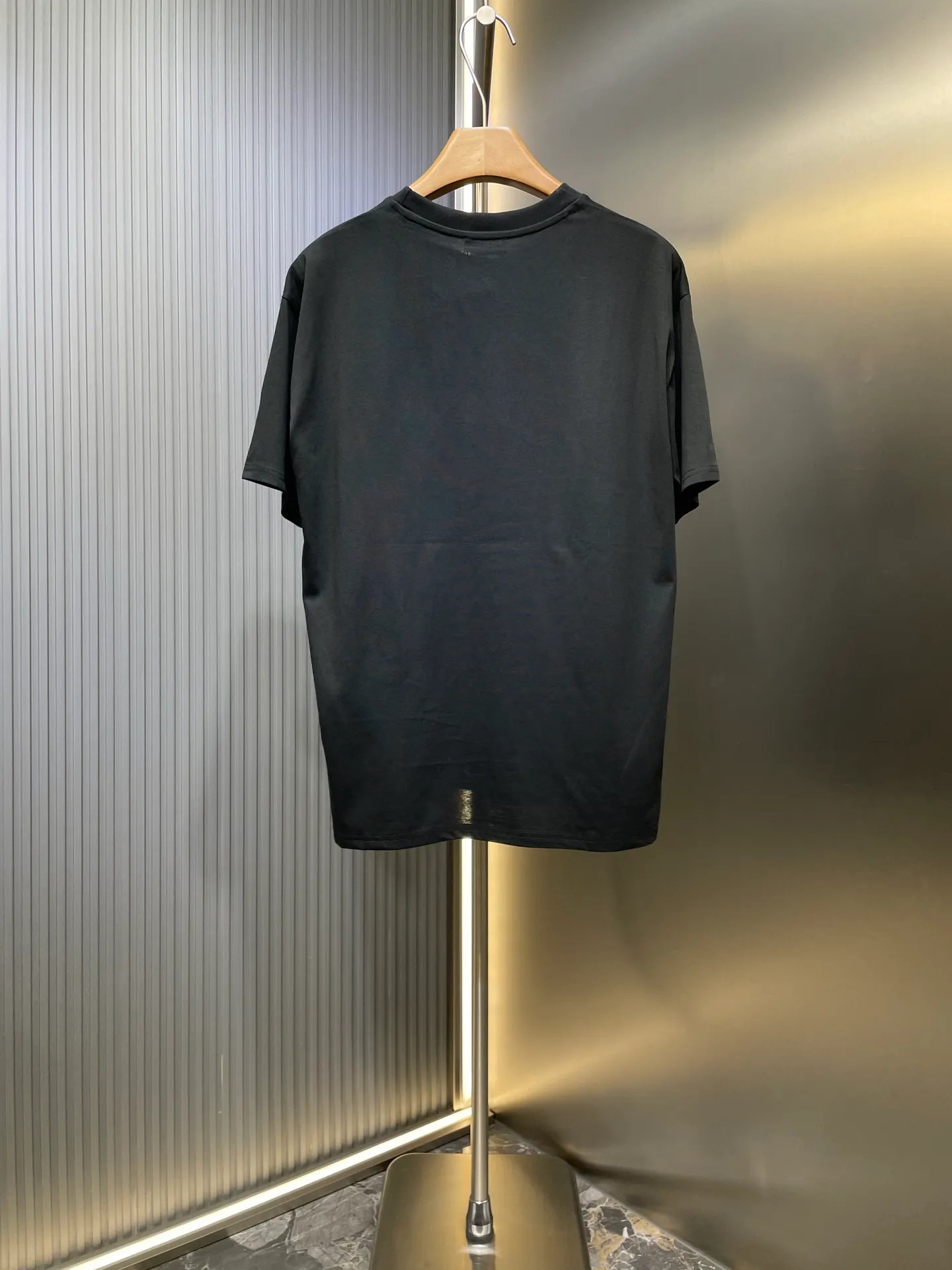 P260 MONCLER 🌟[Top original order] Mongolian embroidered seal logo short-sleeved fabric: Made of 20-count plain weave fabric, the fabric weighs 220 grams, and the fabric is washed to fix the pattern and color. The thread is matched with 1*1 double yarn thread 260 grams. Accessories: The embroidered chapters are completely embroidered using imported machines, and the size and color of each chapter are consistent with the original. This T-shirt features logo embroidery, emphasizing the collegiate feel of the collection. Designed for a relaxed fit with short sleeves and a crew neck, it's made from soft cotton jersey. It is recommended to choose a size smaller. Made of GOTS certified cotton jersey Round neck, short sleeves Embossed and embroidered logo patch size: s m l