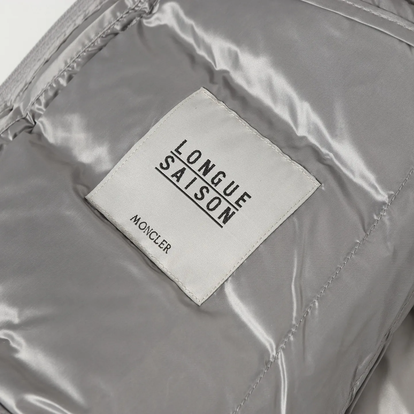 P700 Moncler/Meng Mouth Acorus Stand Collar Men's Classic Light Down Jacket Moncer/Meng Mouth # Acorus Stand Collar Men's Classic Light Down Jacket ➖ National standard 98 pure white duck down, 100% of the highest quality on the market, never misleading like goose down! ➖ 15D nylon fabric/lining is of the highest standard, never velvet! ➖ The original Velcro is durable, and the accessories and hardware are all custom-made from the original factory, 100% restoring the replica quality! ➖ Mengkou has been focusing on production for 10 years. The perfect combination of every link ensures the smoothness of each piece of clothing. It is the Rolls-Royce of down jackets!  ⛔No need for too much copywriting, focus and professionalism! Color: black/grey Size: 1/2/3/4/5