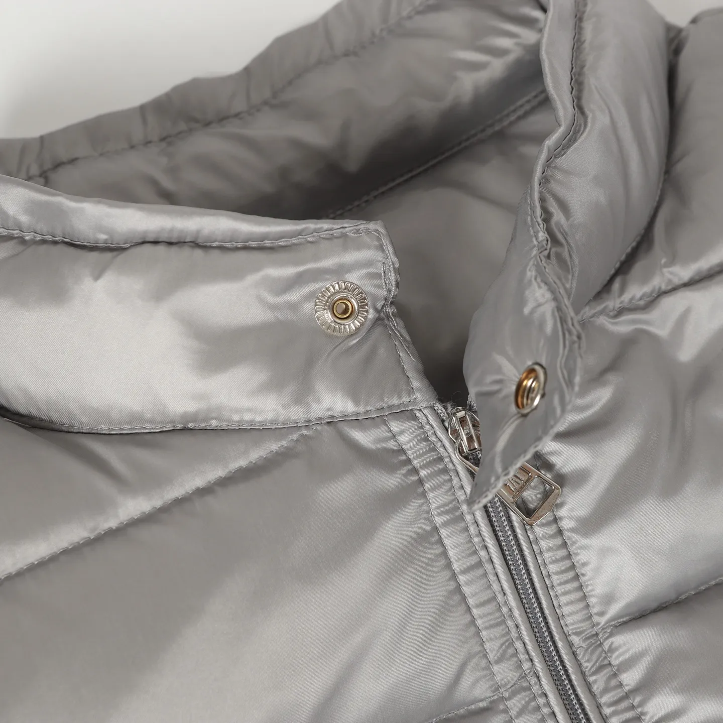 P700 Moncler/Meng Mouth Acorus Stand Collar Men's Classic Light Down Jacket Moncer/Meng Mouth # Acorus Stand Collar Men's Classic Light Down Jacket ➖ National standard 98 pure white duck down, 100% of the highest quality on the market, never misleading like goose down! ➖ 15D nylon fabric/lining is of the highest standard, never velvet! ➖ The original Velcro is durable, and the accessories and hardware are all custom-made from the original factory, 100% restoring the replica quality! ➖ Mengkou has been focusing on production for 10 years. The perfect combination of every link ensures the smoothness of each piece of clothing. It is the Rolls-Royce of down jackets!  ⛔No need for too much copywriting, focus and professionalism! Color: black/grey Size: 1/2/3/4/5