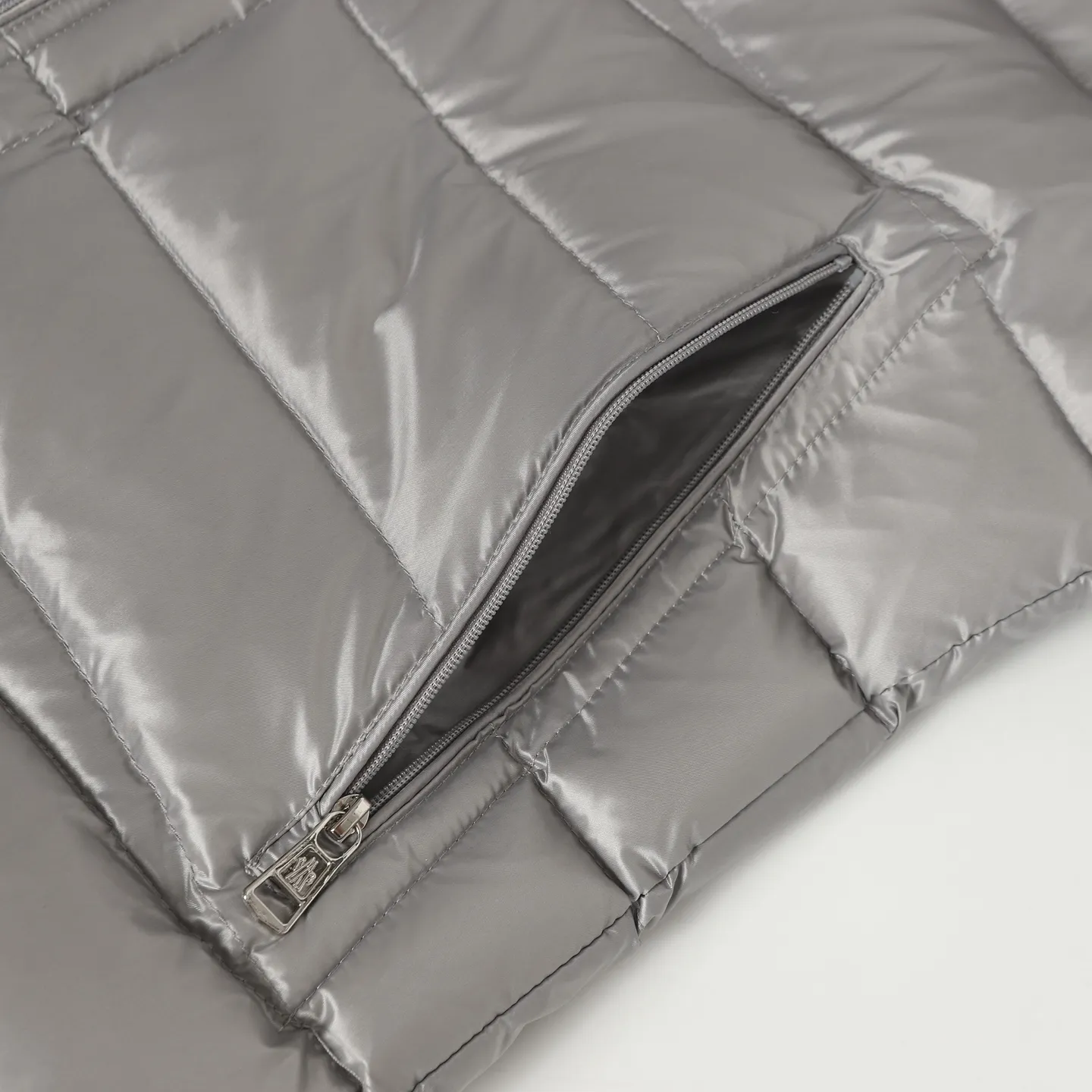 P700 Moncler/Meng Mouth Acorus Stand Collar Men's Classic Light Down Jacket Moncer/Meng Mouth # Acorus Stand Collar Men's Classic Light Down Jacket ➖ National standard 98 pure white duck down, 100% of the highest quality on the market, never misleading like goose down! ➖ 15D nylon fabric/lining is of the highest standard, never velvet! ➖ The original Velcro is durable, and the accessories and hardware are all custom-made from the original factory, 100% restoring the replica quality! ➖ Mengkou has been focusing on production for 10 years. The perfect combination of every link ensures the smoothness of each piece of clothing. It is the Rolls-Royce of down jackets!  ⛔No need for too much copywriting, focus and professionalism! Color: black/grey Size: 1/2/3/4/5