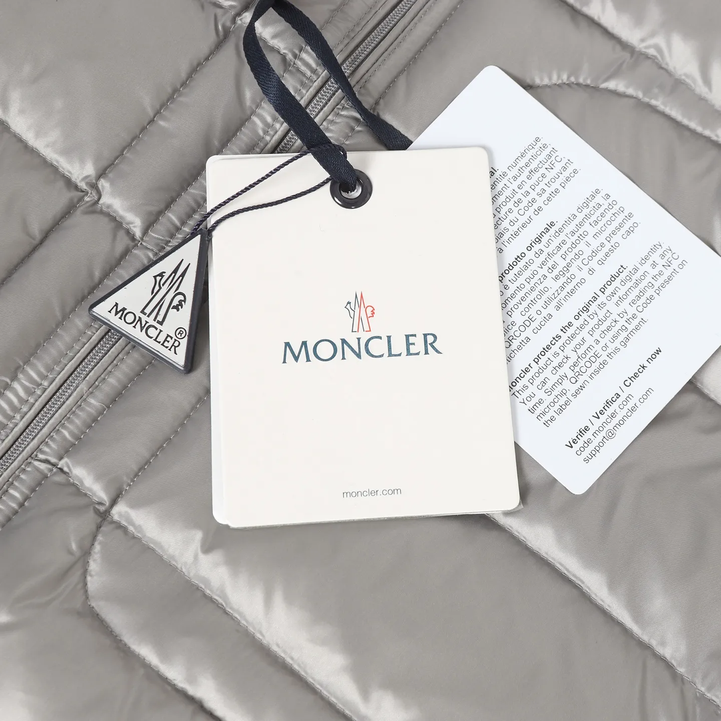 P700 Moncler/Meng Mouth Acorus Stand Collar Men's Classic Light Down Jacket Moncer/Meng Mouth # Acorus Stand Collar Men's Classic Light Down Jacket ➖ National standard 98 pure white duck down, 100% of the highest quality on the market, never misleading like goose down! ➖ 15D nylon fabric/lining is of the highest standard, never velvet! ➖ The original Velcro is durable, and the accessories and hardware are all custom-made from the original factory, 100% restoring the replica quality! ➖ Mengkou has been focusing on production for 10 years. The perfect combination of every link ensures the smoothness of each piece of clothing. It is the Rolls-Royce of down jackets!  ⛔No need for too much copywriting, focus and professionalism! Color: black/grey Size: 1/2/3/4/5